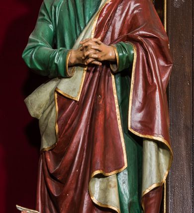 Zdjęcie nr 7: Ołtarz drewniany, architektoniczny, trójosiowy, jednokondygnacyjny ze zwieńczeniem usytuowany w połowie prezbiterium, na całej jego szerokości. Ołtarz prostopadłościenny z drewnianą mensą. Tabernakulum jest trójosiowe, osadzone na podwójnym cokole, zryzalitowane w części środkowej, podzielone kompozytowymi kolumnami, podtrzymującymi wyłamujące się nad nimi belkowanie z przerwanym przyczółkiem pośrodku. W części środkowej ruchomy tron wystawienia, wieloboczny, z rytymi literami IHS na tle glorii promienistej w jednej części i gałązkami z kwiatami w drugiej. Retabulum osadzone na wysokim cokole, z bramkami po bokach zamkniętymi łukami dwuramiennymi. Na dwiczkach malowane wizerunki św. Piotra po prawej i św. Pawła po lewej stronie. Część środkową retabulum ujmują dwie pary kompozytowych pilastrów o kanelowanych trzonech, z których środkowe cofnięte, podtrzymują przełamujące się nad nimi belkowanie i przerwany przyczółek. Zwieńczenie jest ujęte kanelowanymi pilastrami kompozytowymi z naczółkami oraz para ażurowych, ornamentacyjnych uszaków. W części środkowej jest wnęka w kształcie pionowego prostokąta zamkniętego łukiem półkolistym z rzeźbiarską grupą Ukrzyżowania z Matką Boską i św. Janem. W zwieńczeniu jest obraz „Pietas Domini" w sześciobocznej ramie. W osiach bocznych nastawy znajdują się ażurowe arkady z malowanymi wizerunkami Chrystusa u słupa i Ecce Homo. Osie zwieńczone są półkolistymi przyczółkami. W osiach bocznych przeszklone galoty z kompozycją wykonaną z tkanin oraz srebrnych i złotych nici. Dekorację ornamentalną ołtarza i tabernakulum stanowią liście akantu, girlandy i rozety. Struktura utrzymana jest w kolorze brązowym, ornamentyka i detal architektoniczy są złocone. 