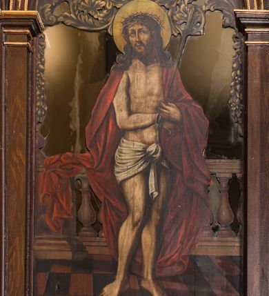 Zdjęcie nr 11: Ołtarz drewniany, architektoniczny, trójosiowy, jednokondygnacyjny ze zwieńczeniem usytuowany w połowie prezbiterium, na całej jego szerokości. Ołtarz prostopadłościenny z drewnianą mensą. Tabernakulum jest trójosiowe, osadzone na podwójnym cokole, zryzalitowane w części środkowej, podzielone kompozytowymi kolumnami, podtrzymującymi wyłamujące się nad nimi belkowanie z przerwanym przyczółkiem pośrodku. W części środkowej ruchomy tron wystawienia, wieloboczny, z rytymi literami IHS na tle glorii promienistej w jednej części i gałązkami z kwiatami w drugiej. Retabulum osadzone na wysokim cokole, z bramkami po bokach zamkniętymi łukami dwuramiennymi. Na dwiczkach malowane wizerunki św. Piotra po prawej i św. Pawła po lewej stronie. Część środkową retabulum ujmują dwie pary kompozytowych pilastrów o kanelowanych trzonech, z których środkowe cofnięte, podtrzymują przełamujące się nad nimi belkowanie i przerwany przyczółek. Zwieńczenie jest ujęte kanelowanymi pilastrami kompozytowymi z naczółkami oraz para ażurowych, ornamentacyjnych uszaków. W części środkowej jest wnęka w kształcie pionowego prostokąta zamkniętego łukiem półkolistym z rzeźbiarską grupą Ukrzyżowania z Matką Boską i św. Janem. W zwieńczeniu jest obraz „Pietas Domini" w sześciobocznej ramie. W osiach bocznych nastawy znajdują się ażurowe arkady z malowanymi wizerunkami Chrystusa u słupa i Ecce Homo. Osie zwieńczone są półkolistymi przyczółkami. W osiach bocznych przeszklone galoty z kompozycją wykonaną z tkanin oraz srebrnych i złotych nici. Dekorację ornamentalną ołtarza i tabernakulum stanowią liście akantu, girlandy i rozety. Struktura utrzymana jest w kolorze brązowym, ornamentyka i detal architektoniczy są złocone. 