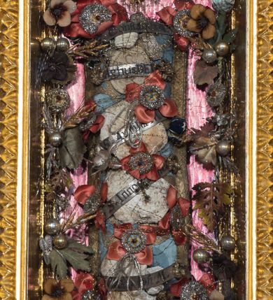 Zdjęcie nr 20: Ołtarz drewniany, architektoniczny, trójosiowy, jednokondygnacyjny ze zwieńczeniem usytuowany w połowie prezbiterium, na całej jego szerokości. Ołtarz prostopadłościenny z drewnianą mensą. Tabernakulum jest trójosiowe, osadzone na podwójnym cokole, zryzalitowane w części środkowej, podzielone kompozytowymi kolumnami, podtrzymującymi wyłamujące się nad nimi belkowanie z przerwanym przyczółkiem pośrodku. W części środkowej ruchomy tron wystawienia, wieloboczny, z rytymi literami IHS na tle glorii promienistej w jednej części i gałązkami z kwiatami w drugiej. Retabulum osadzone na wysokim cokole, z bramkami po bokach zamkniętymi łukami dwuramiennymi. Na dwiczkach malowane wizerunki św. Piotra po prawej i św. Pawła po lewej stronie. Część środkową retabulum ujmują dwie pary kompozytowych pilastrów o kanelowanych trzonech, z których środkowe cofnięte, podtrzymują przełamujące się nad nimi belkowanie i przerwany przyczółek. Zwieńczenie jest ujęte kanelowanymi pilastrami kompozytowymi z naczółkami oraz para ażurowych, ornamentacyjnych uszaków. W części środkowej jest wnęka w kształcie pionowego prostokąta zamkniętego łukiem półkolistym z rzeźbiarską grupą Ukrzyżowania z Matką Boską i św. Janem. W zwieńczeniu jest obraz „Pietas Domini" w sześciobocznej ramie. W osiach bocznych nastawy znajdują się ażurowe arkady z malowanymi wizerunkami Chrystusa u słupa i Ecce Homo. Osie zwieńczone są półkolistymi przyczółkami. W osiach bocznych przeszklone galoty z kompozycją wykonaną z tkanin oraz srebrnych i złotych nici. Dekorację ornamentalną ołtarza i tabernakulum stanowią liście akantu, girlandy i rozety. Struktura utrzymana jest w kolorze brązowym, ornamentyka i detal architektoniczy są złocone. 