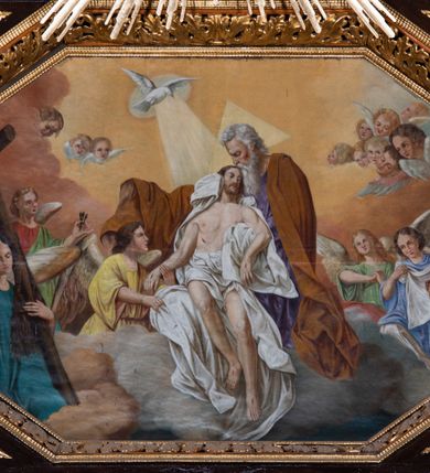 Zdjęcie nr 22: Ołtarz drewniany, architektoniczny, trójosiowy, jednokondygnacyjny ze zwieńczeniem usytuowany w połowie prezbiterium, na całej jego szerokości. Ołtarz prostopadłościenny z drewnianą mensą. Tabernakulum jest trójosiowe, osadzone na podwójnym cokole, zryzalitowane w części środkowej, podzielone kompozytowymi kolumnami, podtrzymującymi wyłamujące się nad nimi belkowanie z przerwanym przyczółkiem pośrodku. W części środkowej ruchomy tron wystawienia, wieloboczny, z rytymi literami IHS na tle glorii promienistej w jednej części i gałązkami z kwiatami w drugiej. Retabulum osadzone na wysokim cokole, z bramkami po bokach zamkniętymi łukami dwuramiennymi. Na dwiczkach malowane wizerunki św. Piotra po prawej i św. Pawła po lewej stronie. Część środkową retabulum ujmują dwie pary kompozytowych pilastrów o kanelowanych trzonech, z których środkowe cofnięte, podtrzymują przełamujące się nad nimi belkowanie i przerwany przyczółek. Zwieńczenie jest ujęte kanelowanymi pilastrami kompozytowymi z naczółkami oraz para ażurowych, ornamentacyjnych uszaków. W części środkowej jest wnęka w kształcie pionowego prostokąta zamkniętego łukiem półkolistym z rzeźbiarską grupą Ukrzyżowania z Matką Boską i św. Janem. W zwieńczeniu jest obraz „Pietas Domini&quot; w sześciobocznej ramie. W osiach bocznych nastawy znajdują się ażurowe arkady z malowanymi wizerunkami Chrystusa u słupa i Ecce Homo. Osie zwieńczone są półkolistymi przyczółkami. W osiach bocznych przeszklone galoty z kompozycją wykonaną z tkanin oraz srebrnych i złotych nici. Dekorację ornamentalną ołtarza i tabernakulum stanowią liście akantu, girlandy i rozety. Struktura utrzymana jest w kolorze brązowym, ornamentyka i detal architektoniczy są złocone. 