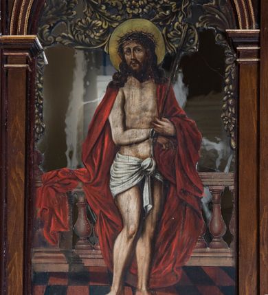 Zdjęcie nr 27: Ołtarz drewniany, architektoniczny, trójosiowy, jednokondygnacyjny ze zwieńczeniem usytuowany w połowie prezbiterium, na całej jego szerokości. Ołtarz prostopadłościenny z drewnianą mensą. Tabernakulum jest trójosiowe, osadzone na podwójnym cokole, zryzalitowane w części środkowej, podzielone kompozytowymi kolumnami, podtrzymującymi wyłamujące się nad nimi belkowanie z przerwanym przyczółkiem pośrodku. W części środkowej ruchomy tron wystawienia, wieloboczny, z rytymi literami IHS na tle glorii promienistej w jednej części i gałązkami z kwiatami w drugiej. Retabulum osadzone na wysokim cokole, z bramkami po bokach zamkniętymi łukami dwuramiennymi. Na dwiczkach malowane wizerunki św. Piotra po prawej i św. Pawła po lewej stronie. Część środkową retabulum ujmują dwie pary kompozytowych pilastrów o kanelowanych trzonech, z których środkowe cofnięte, podtrzymują przełamujące się nad nimi belkowanie i przerwany przyczółek. Zwieńczenie jest ujęte kanelowanymi pilastrami kompozytowymi z naczółkami oraz para ażurowych, ornamentacyjnych uszaków. W części środkowej jest wnęka w kształcie pionowego prostokąta zamkniętego łukiem półkolistym z rzeźbiarską grupą Ukrzyżowania z Matką Boską i św. Janem. W zwieńczeniu jest obraz „Pietas Domini&quot; w sześciobocznej ramie. W osiach bocznych nastawy znajdują się ażurowe arkady z malowanymi wizerunkami Chrystusa u słupa i Ecce Homo. Osie zwieńczone są półkolistymi przyczółkami. W osiach bocznych przeszklone galoty z kompozycją wykonaną z tkanin oraz srebrnych i złotych nici. Dekorację ornamentalną ołtarza i tabernakulum stanowią liście akantu, girlandy i rozety. Struktura utrzymana jest w kolorze brązowym, ornamentyka i detal architektoniczy są złocone. 