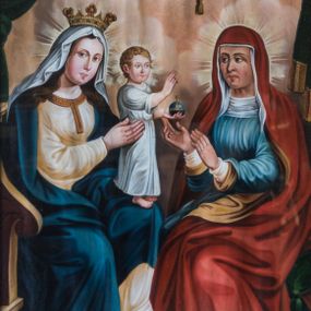 Zdjęcie nr 1: Obraz w kształcie stojącego prostokąta z przedstawieniem św. Anny Samotrzeć. Lewą stronę kompozycji zajmuje zwrócona w trzech czwartych w lewo Maria, siedząca na drewnianym fotelu z rzeźbionymi podłokietnikami. Owalną twarz charakteryzują pełne, sumarycznie opracowane rysy młodej kobiety i wzrok skierowany w stronę widza. Spod osłaniającej głowę białej chusty widoczne są długie, falowane, ciemnobrązowe włosy. Maria ubrana jest w kremową suknię ze złoconym obszyciem dekoltu. Na ramiona narzucony ma ciemnoniebieski płaszcz osłaniający nogi, na stopach są sandały, na głowie otwarta korona. Maria oburącz podtrzymuje stojące na jej lewym kolanie Dzieciątko Jezus zwrócone profilem w lewo. Głowa, o zaokrąglonej twarzy i pełnych rysach, skierowana jest w trzech czwartych w prawo. Ubrany w długą, białą suknię Jezus prawą rękę unosi w geście błogosławieństwa, w lewej trzyma kulę ziemskiego globu zwieńczoną krzyżem.     
Po prawej stronie kompozycji ukazana jest siedząca na krześle w typie faldistorium, nakrytym zieloną poduszką, św. Anna w trzech czwartych zwrócona w prawo. Owalną twarz charakteryzują wyraziste, plastycznie opracowane rysy. Święta ubrana jest w spodnią białą i wierzchnią niebieską suknię. Głowę osłania biała chusta z podwiką widoczna spod długiego, czerwonego płaszcza z żółtym podszyciem, osłaniającego także ramiona, plecy i nogi. Lekko uniesione, zgięte w łokciach ręce wyciąga przed siebie w prawo, w kierunku Dzieciątka Jezus. Głowy Marii, Jezusa i św. Anny ujmują promieniste nimby. Postaci ukazane są we wnętrzu otwierającym się na pokryte obłokami niebo. Posadzkę tworzy szachownicowy układ biało-bordowych, kwadratowych płytek, fotel Marii usytuowany jest na niskim podeście. Na pierwszym planie, po prawej stronie leży kosz z owocami: gruszką, winogronami i jabłkiem. W górnej partii kompozycję ujmuje dekoracyjnie podpięta, ciemnozielona kotara.  
