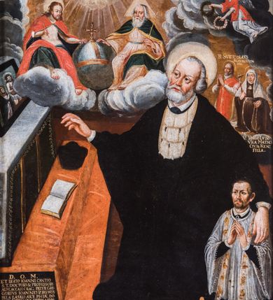 Zdjęcie nr 2: Obraz w kształcie stojącego prostokąta z wielofiguralną sceną ukazującą św. Jana Kantego oraz księdza Grzegorza Jana Zdziewoyskiego. Prawą część kompozycji zajmuje sylwetka zwróconego w trzech czwartych w prawo, klęczącego św. Jana Kantego o fizjonomii mężczyzny w podeszłym wieku, z siwymi włosami i zarostem, ubranego w togę profesorską. Głowę świętego okala jasny nimb. Prawą lekko zgiętą w łokciu rękę wyciąga w kierunku znajdującego się po lewej stronie kompozycji ołtarza, lewą ujmuje sylwetkę klęczącego po prawej stronie księdza Zdziewoyskiego ukazanego według zasad perspektywy hieratycznej. Twarz duchownego o krótkim, brązowym zaroście i wyrazistych rysach dojrzałego mężczyzny przejawia tendencje oddania cech portretowych. Ukazany w pozie modlitewnej kapłan ubrany jest w sutannę oraz komżę, na ramionach ma białą, haftowaną złotą nicią stułę. Po lewej stronie kompozycji widoczne jest częściowo retabulum ołtarzowe. Na mensie znajduje się niewielki obraz ukazujący Matkę Boską i Męża Boleści (Misericordia Domini). Do ołtarza prowadzi nakryty czerwonym dywanem stopień, na którym leżą atrybuty świętego – otwarta księga oraz biret. Powyżej, w lewym, górnym rogu, pośród obłoków ukazana jest Trójca Święta z sylwetką Jezusa w czerwonym płaszczu po lewej stronie, Boga Ojca w kremowej sukni i granatowym płaszczu po prawej stronie oraz unoszącą się ponad nimi gołębicą Ducha Świętego na tle promienistej glorii i rozświetlonych obłoków. Bóg Ojciec i Jezus wspierają dłonie na znajdującym się pośrodku niebieskim globie ziemskim zwieńczonym złotym krzyżem. Prawą stronę kompozycji zajmują ukazane w pozie modlitewnej postaci bł. Świętosława ze Sławkowa, ubranego w albę i czerwony ornat oraz bł. Ludowiki z Kęt w habicie tercjarki franciszkańskiej, z krucyfiksem i różańcem w dłoniach. Ponad nimi, pośród obłoków unosi się sylwetka ubranego w biało-czerwone szaty anioła trzymającego w dłoniach wieniec laurowy i wieniec różany. W lewym, dolnym rogu malowidła znajduje się napis „D(EO) O(PTIMO) M(AXIMO) / ET BEATO IOANNI CANTIO / S(ACRAE) T(HEOLOGIAE) DOCTORI ET PROFESSORI / ALM(AE) ACCAD(EMIAE) CRAC(OVIENSIS) PATER GRE/GORIVS IOANNES ZDZIEWOY/SKI A ŁASKO ART(IS) PH(ILOSOPH)IAE DO/CTOR. CAPELLANVS PRIMVS A FVN/DATIONE HVIVS CAPELLAE B(EATI) IOAN
NIS CANTIJ POSVIT. / A(NNO) D(OMINI) 1653”. Pozostałe umieszczone są  poniżej postaci bł. Ludowiki – „V(ENERABILIS) VIRGO LVDO/VICA MATHEI / CIVIS KEN(TENSIS) FILIA B(EATVUS)” oraz ponad sylwetką bł. Świetosława ze Sławkowa – „SVIETOSLAUS / SLAVKOVIENSIS”. 

Obraz ujęty jest profilowaną, złoconą ramą. 