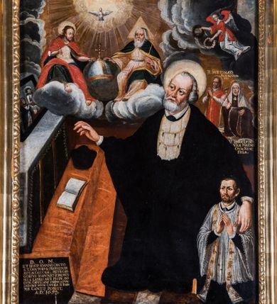 Zdjęcie nr 1: Obraz w kształcie stojącego prostokąta z wielofiguralną sceną ukazującą św. Jana Kantego oraz księdza Grzegorza Jana Zdziewoyskiego. Prawą część kompozycji zajmuje sylwetka zwróconego w trzech czwartych w prawo, klęczącego św. Jana Kantego o fizjonomii mężczyzny w podeszłym wieku, z siwymi włosami i zarostem, ubranego w togę profesorską. Głowę świętego okala jasny nimb. Prawą lekko zgiętą w łokciu rękę wyciąga w kierunku znajdującego się po lewej stronie kompozycji ołtarza, lewą ujmuje sylwetkę klęczącego po prawej stronie księdza Zdziewoyskiego ukazanego według zasad perspektywy hieratycznej. Twarz duchownego o krótkim, brązowym zaroście i wyrazistych rysach dojrzałego mężczyzny przejawia tendencje oddania cech portretowych. Ukazany w pozie modlitewnej kapłan ubrany jest w sutannę oraz komżę, na ramionach ma białą, haftowaną złotą nicią stułę. Po lewej stronie kompozycji widoczne jest częściowo retabulum ołtarzowe. Na mensie znajduje się niewielki obraz ukazujący Matkę Boską i Męża Boleści (Misericordia Domini). Do ołtarza prowadzi nakryty czerwonym dywanem stopień, na którym leżą atrybuty świętego – otwarta księga oraz biret. Powyżej, w lewym, górnym rogu, pośród obłoków ukazana jest Trójca Święta z sylwetką Jezusa w czerwonym płaszczu po lewej stronie, Boga Ojca w kremowej sukni i granatowym płaszczu po prawej stronie oraz unoszącą się ponad nimi gołębicą Ducha Świętego na tle promienistej glorii i rozświetlonych obłoków. Bóg Ojciec i Jezus wspierają dłonie na znajdującym się pośrodku niebieskim globie ziemskim zwieńczonym złotym krzyżem. Prawą stronę kompozycji zajmują ukazane w pozie modlitewnej postaci bł. Świętosława ze Sławkowa, ubranego w albę i czerwony ornat oraz bł. Ludowiki z Kęt w habicie tercjarki franciszkańskiej, z krucyfiksem i różańcem w dłoniach. Ponad nimi, pośród obłoków unosi się sylwetka ubranego w biało-czerwone szaty anioła trzymającego w dłoniach wieniec laurowy i wieniec różany. W lewym, dolnym rogu malowidła znajduje się napis „D(EO) O(PTIMO) M(AXIMO) / ET BEATO IOANNI CANTIO / S(ACRAE) T(HEOLOGIAE) DOCTORI ET PROFESSORI / ALM(AE) ACCAD(EMIAE) CRAC(OVIENSIS) PATER GRE/GORIVS IOANNES ZDZIEWOY/SKI A ŁASKO ART(IS) PH(ILOSOPH)IAE DO/CTOR. CAPELLANVS PRIMVS A FVN/DATIONE HVIVS CAPELLAE B(EATI) IOAN
NIS CANTIJ POSVIT. / A(NNO) D(OMINI) 1653”. Pozostałe umieszczone są  poniżej postaci bł. Ludowiki – „V(ENERABILIS) VIRGO LVDO/VICA MATHEI / CIVIS KEN(TENSIS) FILIA B(EATVUS)” oraz ponad sylwetką bł. Świetosława ze Sławkowa – „SVIETOSLAUS / SLAVKOVIENSIS”. 

Obraz ujęty jest profilowaną, złoconą ramą. 