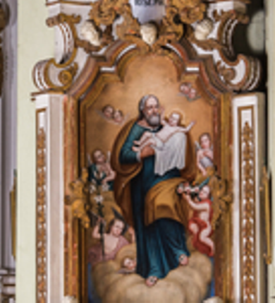 Zdjęcie nr 12: Ołtarz architektoniczny, jednokondygnacyjny, jednoosiowy, ze zwieńczeniem. Ołtarz prostopadłościenny, murowany. Retabulum o strukturze wklęsłej wzdłuż osi pionowej osadzone na niewysokim, cokole zryzalitowanym w formie pary impostów. Gzyms cokołu pośrodku ma formę półkolistego łuku nadwieszonego. Część środkowa ujęta parą wąskich filarów, licami zwróconych ukośnie w prawo, wspierających wydatny gzyms osadzony na parze spływów wolutowych. Pola cokołu retabulum zdobione ornamentyką roślinną. Na impostach para figur aniołków, stojący po lewej stronie trzyma w dłoniach zwój z napisem „KOCHAJ BOGA / I BLIZNIEGO”, stojący po prawej lewą rękę wspiera na kartuszu z napisem „POZNAJ / SIEBIE / SAMEGO”. Miedzy impostami płycina w kształcie prostokąta leżącego o wklęsłych górnych narożach i zamkniętego półkolistym łukiem nadwieszonym. W dolnej partii retabulum para uskrzydlonych główek anielskich dołem ujętych liśćmi akantu. Lica filarów zdobione motywem kampanuli. W partii belkowania, pośrodku motyw akantowego kartusza z napisem „ITE AD / IOSEPH.”, ujętego górą, dołem i po bokach motywami uskrzydlonych główek anielskich. Zwieńczenie w formie promienistej glorii z koroną zdobioną kwiatami osadzoną na obłokach. Całość flankuje para siedzących na gzymsie aniołów w dynamicznych pozach. Pole części środkowej w kształcie stojącego prostokąta ujętego górą i dołem parą zwróconych do siebie półkolistych łuków nadwieszonych z uskokami, ujęte profilowaną, złoconą ramą. Wewnątrz obraz z wizerunkiem św. Józefa. Struktura polichromowana w kolorze białym, detal architektoniczny i ornamentyka złocone i srebrzone.