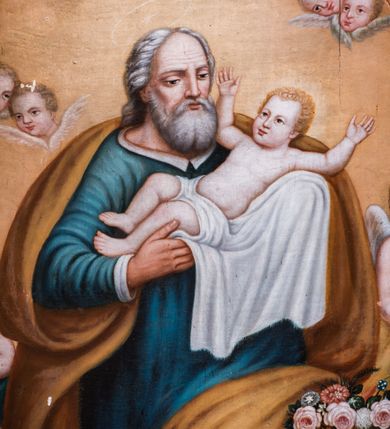 Zdjęcie nr 10: Ołtarz architektoniczny, jednokondygnacyjny, jednoosiowy, ze zwieńczeniem. Ołtarz prostopadłościenny, murowany. Retabulum o strukturze wklęsłej wzdłuż osi pionowej osadzone na niewysokim, cokole zryzalitowanym w formie pary impostów. Gzyms cokołu pośrodku ma formę półkolistego łuku nadwieszonego. Część środkowa ujęta parą wąskich filarów, licami zwróconych ukośnie w prawo, wspierających wydatny gzyms osadzony na parze spływów wolutowych. Pola cokołu retabulum zdobione ornamentyką roślinną. Na impostach para figur aniołków, stojący po lewej stronie trzyma w dłoniach zwój z napisem „KOCHAJ BOGA / I BLIZNIEGO”, stojący po prawej lewą rękę wspiera na kartuszu z napisem „POZNAJ / SIEBIE / SAMEGO”. Miedzy impostami płycina w kształcie prostokąta leżącego o wklęsłych górnych narożach i zamkniętego półkolistym łukiem nadwieszonym. W dolnej partii retabulum para uskrzydlonych główek anielskich dołem ujętych liśćmi akantu. Lica filarów zdobione motywem kampanuli. W partii belkowania, pośrodku motyw akantowego kartusza z napisem „ITE AD / IOSEPH.”, ujętego górą, dołem i po bokach motywami uskrzydlonych główek anielskich. Zwieńczenie w formie promienistej glorii z koroną zdobioną kwiatami osadzoną na obłokach. Całość flankuje para siedzących na gzymsie aniołów w dynamicznych pozach. Pole części środkowej w kształcie stojącego prostokąta ujętego górą i dołem parą zwróconych do siebie półkolistych łuków nadwieszonych z uskokami, ujęte profilowaną, złoconą ramą. Wewnątrz obraz z wizerunkiem św. Józefa. Struktura polichromowana w kolorze białym, detal architektoniczny i ornamentyka złocone i srebrzone.