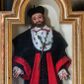 Zdjęcie nr 1: Całopostaciowa, pełnoplastyczna figura św. Jana Kantego ukazanego w pozycji stojącej i zwróconego na wprost. Lekko przechyloną na prawe ramię głowę charakteryzuje szeroka, owalna twarz o sumarycznie opracowanych wyrazistych rysach z dużymi, ciemnymi oczami, dużym nosem, wąskimi ustami oraz krótkim zarostem. Proste, brązowe włosy wspierają się na barkach mężczyzny. Święty Jan ubrany jest w czarną togę profesora akademickiego z szerokimi, czerwonymi obszyciami oraz z dużym kołnierzem z futra gronostajowego, na który wyłożony jest biały, obszyty koronką kołnierzyk spodniego ubioru. Na głowie ma biret, a na stopach czarne buty. Opuszczone wzdłuż ciała ręce rozchylone są nieznacznie na boki. Do piersi przytwierdzony jest kwiat lilii z figurą Jezusa ukrzyżowanego. 
Gablota, w której umieszczona jest figura św. Jana Kantego, ma formę prostopadłościennej szafki. Przeszklone drzwiczki, w kształcie stojącego prostokąta zamkniętego półkolistym łukiem nadwieszonym, ujęte są profilowanym, złoconym obramieniem.  
