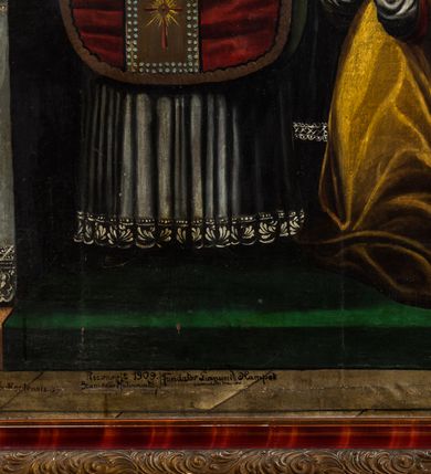 Zdjęcie nr 6: Obraz w kształcie stojącego prostokąta o ściętych górnych narożach, ujęty profilowaną ramą, przedstawia scenę ze św. Walentym ukazanym pośrodku kompozycji. Stojąc zwrócony na wprost głowę kieruje w trzech czwartych w lewo. Owalną twarz, o żółtawej karnacji i mocnym światłocieniowym modelunku, charakteryzują wyraziste rysy i krótki, ciemny zarost. Włosy krótkie, falowane sięgają uszu. Głowę okala wąski nimb. Święty Walenty ubrany jest w albę i czerwony ornat w typie skrzypcowym, z pretekstą bogato zdobioną haftem i kameryzacją. Prawą rękę wspiera na piersi, lewą, na którą jest założony manipularz, kładzie na głowie klęczącej obok kobiety. Zwrócona niemal profilem w prawo lekko pochyla głowę. Pociągłą twarz charakteryzują wyraziste rysy. Długie, ciemne, opadające na plecy włosy oplecione są sznurami pereł. Niewiasta ma na sobie żółtą suknię z białym kołnierzem z broszą, spod której widać bufiaste rękawy białej bluzki. Na szyi ma sznur pereł z krzyżykiem, w uszach perłowe kolczyki. Ręce składa w geście modlitwy. Tuż za nią klęczy zwrócony w trzech czwartych mężczyzna. Pociągłą twarz charakteryzują wyraziste rysy z długim, prostym nosem, bruzdą między ciemnymi oczami i krótkim, gęstym zarostem. Ubrany jest w czerwony kontusz przewiązany popielato-złotym pasem. Na ramiona ma narzucony czerwony płaszcz obszyty futrem i z futrzanym kołnierzem. Na głowie czerwony kołpak obszyty futrem, z białym piórem, u boku szabla. Mężczyzna lewą rękę wspiera na piersi, w prawej trzyma laskę marszałkowską (?). Pod lewą ręką św. Walentego widoczna postać zwróconego frontalnie, klęczącego mężczyzny wyrazistych rysach twarzy i śniadej karnacji. ubrany jest w białą komżę. W tle tłum postaci – kobiety w białych chustach na głowach i mężczyzna. W głębi ściana z niszą zamkniętą konchą. Po lewej stronie kompozycji prostopadłościenny ołtarz nakryty białym, zdobionym koronką obrusem. Na mensie otwarta księga na czerwonej poduszce, kielich przekryty czerwoną palką, para srebrnych lichtarzy z płonącymi świecami, teksty kanonów oraz krucyfiks. Widoczne fragmentarycznie spod zielone kotary retabulum osadzone jest na cokole i  ujęte parą kolumn. W polu środkowym znajduje się obraz Matki Boskiej z Dzieciątkiem. W prawym, górnym rogu obrazu ukazano unoszącego się na obłoku anioła częściowo osłoniętego czerwoną szatą. W prawej ręce ma wieniec laurowy, w lewej palmę męczeństwa. Tuż nad nim wiązka promieni. Na stopniach ołtarza leży zielony dywan.   

W lewym dolnym narożu obrazu napisy „SVMTPVM Comuber Sartorum / A(NN)O D(OMI)NI 1664 / M.  die 15 JANVAR(ii) / Renovatum A(NNO) D(OMINI) 1881 / Carol(us) Bor(omeus) Stankiewicz  Pinx(it) Kentensis” oraz „Reconovit 1909 / Stanisław Kalinowski / Fundator Franciszek Hampel / cechmistrz krawców”.


