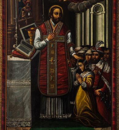 Zdjęcie nr 1: Obraz w kształcie stojącego prostokąta o ściętych górnych narożach, ujęty profilowaną ramą, przedstawia scenę ze św. Walentym ukazanym pośrodku kompozycji. Stojąc zwrócony na wprost głowę kieruje w trzech czwartych w lewo. Owalną twarz, o żółtawej karnacji i mocnym światłocieniowym modelunku, charakteryzują wyraziste rysy i krótki, ciemny zarost. Włosy krótkie, falowane sięgają uszu. Głowę okala wąski nimb. Święty Walenty ubrany jest w albę i czerwony ornat w typie skrzypcowym, z pretekstą bogato zdobioną haftem i kameryzacją. Prawą rękę wspiera na piersi, lewą, na którą jest założony manipularz, kładzie na głowie klęczącej obok kobiety. Zwrócona niemal profilem w prawo lekko pochyla głowę. Pociągłą twarz charakteryzują wyraziste rysy. Długie, ciemne, opadające na plecy włosy oplecione są sznurami pereł. Niewiasta ma na sobie żółtą suknię z białym kołnierzem z broszą, spod której widać bufiaste rękawy białej bluzki. Na szyi ma sznur pereł z krzyżykiem, w uszach perłowe kolczyki. Ręce składa w geście modlitwy. Tuż za nią klęczy zwrócony w trzech czwartych mężczyzna. Pociągłą twarz charakteryzują wyraziste rysy z długim, prostym nosem, bruzdą między ciemnymi oczami i krótkim, gęstym zarostem. Ubrany jest w czerwony kontusz przewiązany popielato-złotym pasem. Na ramiona ma narzucony czerwony płaszcz obszyty futrem i z futrzanym kołnierzem. Na głowie czerwony kołpak obszyty futrem, z białym piórem, u boku szabla. Mężczyzna lewą rękę wspiera na piersi, w prawej trzyma laskę marszałkowską (?). Pod lewą ręką św. Walentego widoczna postać zwróconego frontalnie, klęczącego mężczyzny wyrazistych rysach twarzy i śniadej karnacji. ubrany jest w białą komżę. W tle tłum postaci – kobiety w białych chustach na głowach i mężczyzna. W głębi ściana z niszą zamkniętą konchą. Po lewej stronie kompozycji prostopadłościenny ołtarz nakryty białym, zdobionym koronką obrusem. Na mensie otwarta księga na czerwonej poduszce, kielich przekryty czerwoną palką, para srebrnych lichtarzy z płonącymi świecami, teksty kanonów oraz krucyfiks. Widoczne fragmentarycznie spod zielone kotary retabulum osadzone jest na cokole i  ujęte parą kolumn. W polu środkowym znajduje się obraz Matki Boskiej z Dzieciątkiem. W prawym, górnym rogu obrazu ukazano unoszącego się na obłoku anioła częściowo osłoniętego czerwoną szatą. W prawej ręce ma wieniec laurowy, w lewej palmę męczeństwa. Tuż nad nim wiązka promieni. Na stopniach ołtarza leży zielony dywan.   

W lewym dolnym narożu obrazu napisy „SVMTPVM Comuber Sartorum / A(NN)O D(OMI)NI 1664 / M.  die 15 JANVAR(ii) / Renovatum A(NNO) D(OMINI) 1881 / Carol(us) Bor(omeus) Stankiewicz  Pinx(it) Kentensis” oraz „Reconovit 1909 / Stanisław Kalinowski / Fundator Franciszek Hampel / cechmistrz krawców”.


