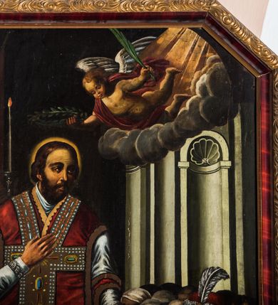 Zdjęcie nr 3: Obraz w kształcie stojącego prostokąta o ściętych górnych narożach, ujęty profilowaną ramą, przedstawia scenę ze św. Walentym ukazanym pośrodku kompozycji. Stojąc zwrócony na wprost głowę kieruje w trzech czwartych w lewo. Owalną twarz, o żółtawej karnacji i mocnym światłocieniowym modelunku, charakteryzują wyraziste rysy i krótki, ciemny zarost. Włosy krótkie, falowane sięgają uszu. Głowę okala wąski nimb. Święty Walenty ubrany jest w albę i czerwony ornat w typie skrzypcowym, z pretekstą bogato zdobioną haftem i kameryzacją. Prawą rękę wspiera na piersi, lewą, na którą jest założony manipularz, kładzie na głowie klęczącej obok kobiety. Zwrócona niemal profilem w prawo lekko pochyla głowę. Pociągłą twarz charakteryzują wyraziste rysy. Długie, ciemne, opadające na plecy włosy oplecione są sznurami pereł. Niewiasta ma na sobie żółtą suknię z białym kołnierzem z broszą, spod której widać bufiaste rękawy białej bluzki. Na szyi ma sznur pereł z krzyżykiem, w uszach perłowe kolczyki. Ręce składa w geście modlitwy. Tuż za nią klęczy zwrócony w trzech czwartych mężczyzna. Pociągłą twarz charakteryzują wyraziste rysy z długim, prostym nosem, bruzdą między ciemnymi oczami i krótkim, gęstym zarostem. Ubrany jest w czerwony kontusz przewiązany popielato-złotym pasem. Na ramiona ma narzucony czerwony płaszcz obszyty futrem i z futrzanym kołnierzem. Na głowie czerwony kołpak obszyty futrem, z białym piórem, u boku szabla. Mężczyzna lewą rękę wspiera na piersi, w prawej trzyma laskę marszałkowską (?). Pod lewą ręką św. Walentego widoczna postać zwróconego frontalnie, klęczącego mężczyzny wyrazistych rysach twarzy i śniadej karnacji. ubrany jest w białą komżę. W tle tłum postaci – kobiety w białych chustach na głowach i mężczyzna. W głębi ściana z niszą zamkniętą konchą. Po lewej stronie kompozycji prostopadłościenny ołtarz nakryty białym, zdobionym koronką obrusem. Na mensie otwarta księga na czerwonej poduszce, kielich przekryty czerwoną palką, para srebrnych lichtarzy z płonącymi świecami, teksty kanonów oraz krucyfiks. Widoczne fragmentarycznie spod zielone kotary retabulum osadzone jest na cokole i  ujęte parą kolumn. W polu środkowym znajduje się obraz Matki Boskiej z Dzieciątkiem. W prawym, górnym rogu obrazu ukazano unoszącego się na obłoku anioła częściowo osłoniętego czerwoną szatą. W prawej ręce ma wieniec laurowy, w lewej palmę męczeństwa. Tuż nad nim wiązka promieni. Na stopniach ołtarza leży zielony dywan.   

W lewym dolnym narożu obrazu napisy „SVMTPVM Comuber Sartorum / A(NN)O D(OMI)NI 1664 / M.  die 15 JANVAR(ii) / Renovatum A(NNO) D(OMINI) 1881 / Carol(us) Bor(omeus) Stankiewicz  Pinx(it) Kentensis” oraz „Reconovit 1909 / Stanisław Kalinowski / Fundator Franciszek Hampel / cechmistrz krawców”.


