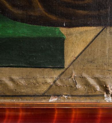 Zdjęcie nr 9: Obraz w kształcie stojącego prostokąta o ściętych górnych narożach, ujęty profilowaną ramą, przedstawia scenę ze św. Walentym ukazanym pośrodku kompozycji. Stojąc zwrócony na wprost głowę kieruje w trzech czwartych w lewo. Owalną twarz, o żółtawej karnacji i mocnym światłocieniowym modelunku, charakteryzują wyraziste rysy i krótki, ciemny zarost. Włosy krótkie, falowane sięgają uszu. Głowę okala wąski nimb. Święty Walenty ubrany jest w albę i czerwony ornat w typie skrzypcowym, z pretekstą bogato zdobioną haftem i kameryzacją. Prawą rękę wspiera na piersi, lewą, na którą jest założony manipularz, kładzie na głowie klęczącej obok kobiety. Zwrócona niemal profilem w prawo lekko pochyla głowę. Pociągłą twarz charakteryzują wyraziste rysy. Długie, ciemne, opadające na plecy włosy oplecione są sznurami pereł. Niewiasta ma na sobie żółtą suknię z białym kołnierzem z broszą, spod której widać bufiaste rękawy białej bluzki. Na szyi ma sznur pereł z krzyżykiem, w uszach perłowe kolczyki. Ręce składa w geście modlitwy. Tuż za nią klęczy zwrócony w trzech czwartych mężczyzna. Pociągłą twarz charakteryzują wyraziste rysy z długim, prostym nosem, bruzdą między ciemnymi oczami i krótkim, gęstym zarostem. Ubrany jest w czerwony kontusz przewiązany popielato-złotym pasem. Na ramiona ma narzucony czerwony płaszcz obszyty futrem i z futrzanym kołnierzem. Na głowie czerwony kołpak obszyty futrem, z białym piórem, u boku szabla. Mężczyzna lewą rękę wspiera na piersi, w prawej trzyma laskę marszałkowską (?). Pod lewą ręką św. Walentego widoczna postać zwróconego frontalnie, klęczącego mężczyzny wyrazistych rysach twarzy i śniadej karnacji. ubrany jest w białą komżę. W tle tłum postaci – kobiety w białych chustach na głowach i mężczyzna. W głębi ściana z niszą zamkniętą konchą. Po lewej stronie kompozycji prostopadłościenny ołtarz nakryty białym, zdobionym koronką obrusem. Na mensie otwarta księga na czerwonej poduszce, kielich przekryty czerwoną palką, para srebrnych lichtarzy z płonącymi świecami, teksty kanonów oraz krucyfiks. Widoczne fragmentarycznie spod zielone kotary retabulum osadzone jest na cokole i  ujęte parą kolumn. W polu środkowym znajduje się obraz Matki Boskiej z Dzieciątkiem. W prawym, górnym rogu obrazu ukazano unoszącego się na obłoku anioła częściowo osłoniętego czerwoną szatą. W prawej ręce ma wieniec laurowy, w lewej palmę męczeństwa. Tuż nad nim wiązka promieni. Na stopniach ołtarza leży zielony dywan.   

W lewym dolnym narożu obrazu napisy „SVMTPVM Comuber Sartorum / A(NN)O D(OMI)NI 1664 / M.  die 15 JANVAR(ii) / Renovatum A(NNO) D(OMINI) 1881 / Carol(us) Bor(omeus) Stankiewicz  Pinx(it) Kentensis” oraz „Reconovit 1909 / Stanisław Kalinowski / Fundator Franciszek Hampel / cechmistrz krawców”.


