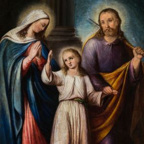 Zdjęcie nr 1: Obraz w kształcie stojącego prostokąta zamkniętego półkolistym łukiem nadwieszonym z uskokami przedstawia Świętą Rodzinę w chwili znalezienia Jezusa w świątyni jerozolimskiej. Postaci ukazane są całopostaciowo. Lewą stroną kompozycji zajmuje sylwetka zwróconej w trzech czwartych w lewo Marii pochylającej głowę. Ukazaną z profilu, owalną twarz charakteryzują drobne, delikatne rysy. Ubrana jest w czerwoną suknię i niebieski, spięty pod szyją płaszcz, głowę osłania opadająca na barki biała chusta, spod której widoczne są długie, kręcone, brązowe włosy. Maria składa ręce w geście modlitewnym. Pośrodku znajduje się zstępujący po kamiennych stopniach Jezus zwrócony na wprost. Przechylona w prawo głowa zwrócona jest w trzech czwartych w prawo. Owalną twarz charakteryzują delikatne, młodzieńcze rysy i skierowany ku górze wzrok. Długie, ciemny blond, falowane włosy opadają na barki. Jezus ubrany jest w długą, białą, drobno fałdowaną suknię przewiązaną jasnozielonym paskiem. Prawą rękę unosi w geście przemowy, lewa spoczywa w dłoni stojącego obok, po prawej stronie, św. Józefa. Mężczyzna kroczy zwrócony w trzech czwartych w prawo. Zwróconą w trzech czwartych w prawo głowę charakteryzują delikatne rysy dojrzałego mężczyzny, z krótkim, brązowym zarostem. Długie, falowane włosy opadają na barki i plecy. Święty ubrany jest w fioletową suknię z niewielkim kołnierzykiem spiętym guzikiem oraz jasnobrązowy płaszcz. Na lewym ramieniu wspiera trzymany w lewej dłoni kij pielgrzymi. Głowy postaci okalają świetliste nimby. W tle, po lewej stronie widoczna jest fragmentarycznie monumentalna kolumna o kanelowanym trzonie, osadzona na wysokim cokole, a w głębi fragment ciemnoniebieskiego nieba. Kolorystykę malowidła cechuje stosunkowo zróżnicowana gama i silny modelunek światłocieniowy. Obraz ujęty jest profilowaną, złoconą ramą zdobioną w górnej partii parą ażurowych, stylizowanych motywów roślinnych.           