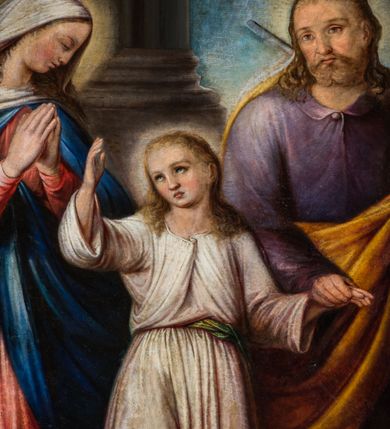 Zdjęcie nr 4: Obraz w kształcie stojącego prostokąta zamkniętego półkolistym łukiem nadwieszonym z uskokami przedstawia Świętą Rodzinę w chwili znalezienia Jezusa w świątyni jerozolimskiej. Postaci ukazane są całopostaciowo. Lewą stroną kompozycji zajmuje sylwetka zwróconej w trzech czwartych w lewo Marii pochylającej głowę. Ukazaną z profilu, owalną twarz charakteryzują drobne, delikatne rysy. Ubrana jest w czerwoną suknię i niebieski, spięty pod szyją płaszcz, głowę osłania opadająca na barki biała chusta, spod której widoczne są długie, kręcone, brązowe włosy. Maria składa ręce w geście modlitewnym. Pośrodku znajduje się zstępujący po kamiennych stopniach Jezus zwrócony na wprost. Przechylona w prawo głowa zwrócona jest w trzech czwartych w prawo. Owalną twarz charakteryzują delikatne, młodzieńcze rysy i skierowany ku górze wzrok. Długie, ciemny blond, falowane włosy opadają na barki. Jezus ubrany jest w długą, białą, drobno fałdowaną suknię przewiązaną jasnozielonym paskiem. Prawą rękę unosi w geście przemowy, lewa spoczywa w dłoni stojącego obok, po prawej stronie, św. Józefa. Mężczyzna kroczy zwrócony w trzech czwartych w prawo. Zwróconą w trzech czwartych w prawo głowę charakteryzują delikatne rysy dojrzałego mężczyzny, z krótkim, brązowym zarostem. Długie, falowane włosy opadają na barki i plecy. Święty ubrany jest w fioletową suknię z niewielkim kołnierzykiem spiętym guzikiem oraz jasnobrązowy płaszcz. Na lewym ramieniu wspiera trzymany w lewej dłoni kij pielgrzymi. Głowy postaci okalają świetliste nimby. W tle, po lewej stronie widoczna jest fragmentarycznie monumentalna kolumna o kanelowanym trzonie, osadzona na wysokim cokole, a w głębi fragment ciemnoniebieskiego nieba. Kolorystykę malowidła cechuje stosunkowo zróżnicowana gama i silny modelunek światłocieniowy. Obraz ujęty jest profilowaną, złoconą ramą zdobioną w górnej partii parą ażurowych, stylizowanych motywów roślinnych.           