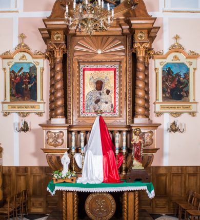 Zdjęcie nr 1: Ołtarz architektoniczny, jednoosiowy, jednokondygnacyjny ze zwieńczeniem. Ołtarz wykonano w formie stołu na dwóch prostopadłościennych podporach w narożach ujętych kolumienkami o skręconych trzonach oraz z motywem dużego, kolistego medalionu pośrodku, z płaskorzeźbionym monogramem maryjnym i napisem wzdłuż krawędzi „KRÓLOWO KORONY POLSKIEJ – MÓDL SĘ ZA NAMI”. Retabulum osadzone jest na niewysokim cokole o zryzalitowanych bokach i podwieszeniu z motywem puklowania. Część środkowa nastawy ujęta jest parą kolumn o skręconych trzonach i stylizowanych kapitelach korynckich, wspierających wyłamujące się ponad nimi belkowanie przerwane w partii architrawu i fryzu. Pole części środkowej jest w kształcie stojącego prostokąta, zawiera obraz Matki Boskiej Częstochowskiej. Niewysokie zwieńczenie ujęte zostało przerwanym przyczółkiem wolutowym. Wysunięte pola cokołu retabulum zdobi para płaskorzeźbionych kartuszy z godłem Polski po lewej i herbem Kęt po prawej stronie. Część środkową wypełnia rząd kolumienek. Trzony kolumn retabulum oplatają wici winnej latorośli z rozetkami. Część środkową ujmuje para pionowych listew zdobionych stylizowanym ornamentem roślinnym, pole obrazowe natomiast płycina o kartuszowym wykroju, zwieńczona motywem konchy. Płaszczyzny fryzu zdobią motywy płaskorzeźbionych rozet. Szczyt zwieńczenia ma formę promienistej glorii w kształcie krzyża równoramiennego. 
Struktura retabulum utrzymana jest w kolorze naturalnego drewna pokrytego lakierem. Ornamentyka jest częściowo złocona.     
