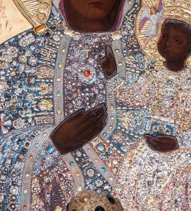 Zdjęcie nr 5: Ołtarz architektoniczny, jednoosiowy, jednokondygnacyjny ze zwieńczeniem. Ołtarz wykonano w formie stołu na dwóch prostopadłościennych podporach w narożach ujętych kolumienkami o skręconych trzonach oraz z motywem dużego, kolistego medalionu pośrodku, z płaskorzeźbionym monogramem maryjnym i napisem wzdłuż krawędzi „KRÓLOWO KORONY POLSKIEJ – MÓDL SĘ ZA NAMI”. Retabulum osadzone jest na niewysokim cokole o zryzalitowanych bokach i podwieszeniu z motywem puklowania. Część środkowa nastawy ujęta jest parą kolumn o skręconych trzonach i stylizowanych kapitelach korynckich, wspierających wyłamujące się ponad nimi belkowanie przerwane w partii architrawu i fryzu. Pole części środkowej jest w kształcie stojącego prostokąta, zawiera obraz Matki Boskiej Częstochowskiej. Niewysokie zwieńczenie ujęte zostało przerwanym przyczółkiem wolutowym. Wysunięte pola cokołu retabulum zdobi para płaskorzeźbionych kartuszy z godłem Polski po lewej i herbem Kęt po prawej stronie. Część środkową wypełnia rząd kolumienek. Trzony kolumn retabulum oplatają wici winnej latorośli z rozetkami. Część środkową ujmuje para pionowych listew zdobionych stylizowanym ornamentem roślinnym, pole obrazowe natomiast płycina o kartuszowym wykroju, zwieńczona motywem konchy. Płaszczyzny fryzu zdobią motywy płaskorzeźbionych rozet. Szczyt zwieńczenia ma formę promienistej glorii w kształcie krzyża równoramiennego. 
Struktura retabulum utrzymana jest w kolorze naturalnego drewna pokrytego lakierem. Ornamentyka jest częściowo złocona.     
