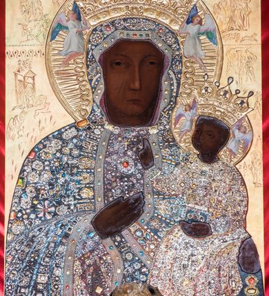 Zdjęcie nr 3: Ołtarz architektoniczny, jednoosiowy, jednokondygnacyjny ze zwieńczeniem. Ołtarz wykonano w formie stołu na dwóch prostopadłościennych podporach w narożach ujętych kolumienkami o skręconych trzonach oraz z motywem dużego, kolistego medalionu pośrodku, z płaskorzeźbionym monogramem maryjnym i napisem wzdłuż krawędzi „KRÓLOWO KORONY POLSKIEJ – MÓDL SĘ ZA NAMI”. Retabulum osadzone jest na niewysokim cokole o zryzalitowanych bokach i podwieszeniu z motywem puklowania. Część środkowa nastawy ujęta jest parą kolumn o skręconych trzonach i stylizowanych kapitelach korynckich, wspierających wyłamujące się ponad nimi belkowanie przerwane w partii architrawu i fryzu. Pole części środkowej jest w kształcie stojącego prostokąta, zawiera obraz Matki Boskiej Częstochowskiej. Niewysokie zwieńczenie ujęte zostało przerwanym przyczółkiem wolutowym. Wysunięte pola cokołu retabulum zdobi para płaskorzeźbionych kartuszy z godłem Polski po lewej i herbem Kęt po prawej stronie. Część środkową wypełnia rząd kolumienek. Trzony kolumn retabulum oplatają wici winnej latorośli z rozetkami. Część środkową ujmuje para pionowych listew zdobionych stylizowanym ornamentem roślinnym, pole obrazowe natomiast płycina o kartuszowym wykroju, zwieńczona motywem konchy. Płaszczyzny fryzu zdobią motywy płaskorzeźbionych rozet. Szczyt zwieńczenia ma formę promienistej glorii w kształcie krzyża równoramiennego. 
Struktura retabulum utrzymana jest w kolorze naturalnego drewna pokrytego lakierem. Ornamentyka jest częściowo złocona.     
