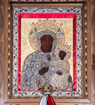 Zdjęcie nr 2: Ołtarz architektoniczny, jednoosiowy, jednokondygnacyjny ze zwieńczeniem. Ołtarz wykonano w formie stołu na dwóch prostopadłościennych podporach w narożach ujętych kolumienkami o skręconych trzonach oraz z motywem dużego, kolistego medalionu pośrodku, z płaskorzeźbionym monogramem maryjnym i napisem wzdłuż krawędzi „KRÓLOWO KORONY POLSKIEJ – MÓDL SĘ ZA NAMI”. Retabulum osadzone jest na niewysokim cokole o zryzalitowanych bokach i podwieszeniu z motywem puklowania. Część środkowa nastawy ujęta jest parą kolumn o skręconych trzonach i stylizowanych kapitelach korynckich, wspierających wyłamujące się ponad nimi belkowanie przerwane w partii architrawu i fryzu. Pole części środkowej jest w kształcie stojącego prostokąta, zawiera obraz Matki Boskiej Częstochowskiej. Niewysokie zwieńczenie ujęte zostało przerwanym przyczółkiem wolutowym. Wysunięte pola cokołu retabulum zdobi para płaskorzeźbionych kartuszy z godłem Polski po lewej i herbem Kęt po prawej stronie. Część środkową wypełnia rząd kolumienek. Trzony kolumn retabulum oplatają wici winnej latorośli z rozetkami. Część środkową ujmuje para pionowych listew zdobionych stylizowanym ornamentem roślinnym, pole obrazowe natomiast płycina o kartuszowym wykroju, zwieńczona motywem konchy. Płaszczyzny fryzu zdobią motywy płaskorzeźbionych rozet. Szczyt zwieńczenia ma formę promienistej glorii w kształcie krzyża równoramiennego. 
Struktura retabulum utrzymana jest w kolorze naturalnego drewna pokrytego lakierem. Ornamentyka jest częściowo złocona.     
