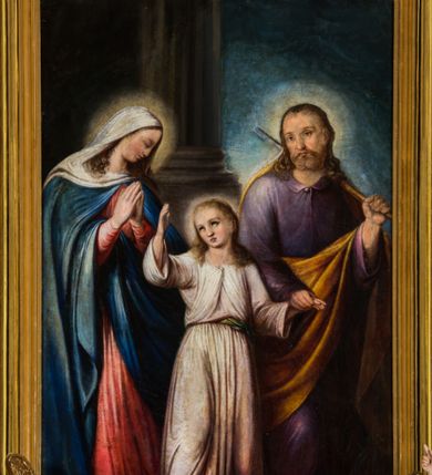 Zdjęcie nr 4: Ołtarz architektoniczny, jednokondygnacyjny, jednoosiowy, ze zwieńczeniem. Ołtarz sarkofagowy, z drewnianą mensą, pośrodku pola antepedium polichromowany monogram maryjny ujęty parą gałązek różanych. Tabernakulum w formie prostopadłościennej szafki osadzonej na zdwojonym cokole, o narożach ujętych parą skośnie ustawionych pilastrów wspierających wyłamujący się ponad nimi gzyms wieńczący, w części środkowej przybierający formę dwóch stykających się wolut. Drzwiczki są w kształcie stojącego prostokąta zamkniętego łukiem półkolistym, ujęte profilowaną, złoconą ramą. W polu płaskorzeźbiony motyw kielicha eucharystycznego. Retabulum osadzone na wysokim, zdwojonym cokole. Część środkowa ujęta parą filarów i parą cofniętych kolumn o kapitelach korynckich. Podpory wspierają wyłamujące się ponad nimi belkowanie z wydatnym gzymsem. Zwieńczenie w formie trapezoidalnej ujęte parą spływów wolutowych, zamknięte fragmentem gzymsu w postaci nawieszonego łuku odcinkowego z uskokami, dodatkowo flankowane przerwanym przyczółkiem wolutowym. Dolny cokół retabulum zdobiony motywami kogucich grzebieni, pola górnego artykułowane fragmentami ornamentu roślinnego, całość ujęta małymi uszakami skomponowanymi z kogucich grzebieni. Trzony filarów dołem zdobione rocaille’owymi kartuszami, górą podwieszenia rocaille’owe. Fryz zdobiony motywami ornamentyki roślinnej. Retabulum ujęte parą ażurowych uszaków skomponowanych z wici roślinnej i kogucich grzebieni. W zwieńczeniu, pośrodku wsparta na belkowaniu duża korona, na przerwanym przyczółku para aniołków z ulistnionymi gałązkami w podniesionych rękach. Gzyms wieńczący ujęty dołem rodzajem lambrekinu z pojedynczych liści akantu. Szczyt w formie ażurowego kartusza rocaille’owego ujęty po bokach parą płomienistych wazonów. Pole części środkowej w kształcie stojącego prostokąta zamkniętego półkolistym łukiem nawieszonym z uskokami, ujęte profilowaną, złoconą ramą. W środku obraz „Święta Rodzina” („Znalezienie Jezusa w świątyni”), na cokole retabulum para figur, po lewej św. Michał Archanioł, po prawej św. Rafał Archanioł. Pole zwieńczenia w postaci otworu w kształcie stojącego owalu wypełnione ażurową, promienistą glorią z monogramem maryjnym pośrodku ujętym wieńcem obłoków. Struktura polichromowana w odcieniu jasnej zieleni, detal architektoniczny i ornamentyka polichromowane w kolorze bordowym, złocone i srebrzone. 