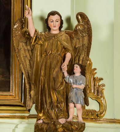 Zdjęcie nr 3: Ołtarz architektoniczny, jednokondygnacyjny, jednoosiowy, ze zwieńczeniem. Ołtarz sarkofagowy, z drewnianą mensą, pośrodku pola antepedium polichromowany monogram maryjny ujęty parą gałązek różanych. Tabernakulum w formie prostopadłościennej szafki osadzonej na zdwojonym cokole, o narożach ujętych parą skośnie ustawionych pilastrów wspierających wyłamujący się ponad nimi gzyms wieńczący, w części środkowej przybierający formę dwóch stykających się wolut. Drzwiczki są w kształcie stojącego prostokąta zamkniętego łukiem półkolistym, ujęte profilowaną, złoconą ramą. W polu płaskorzeźbiony motyw kielicha eucharystycznego. Retabulum osadzone na wysokim, zdwojonym cokole. Część środkowa ujęta parą filarów i parą cofniętych kolumn o kapitelach korynckich. Podpory wspierają wyłamujące się ponad nimi belkowanie z wydatnym gzymsem. Zwieńczenie w formie trapezoidalnej ujęte parą spływów wolutowych, zamknięte fragmentem gzymsu w postaci nawieszonego łuku odcinkowego z uskokami, dodatkowo flankowane przerwanym przyczółkiem wolutowym. Dolny cokół retabulum zdobiony motywami kogucich grzebieni, pola górnego artykułowane fragmentami ornamentu roślinnego, całość ujęta małymi uszakami skomponowanymi z kogucich grzebieni. Trzony filarów dołem zdobione rocaille’owymi kartuszami, górą podwieszenia rocaille’owe. Fryz zdobiony motywami ornamentyki roślinnej. Retabulum ujęte parą ażurowych uszaków skomponowanych z wici roślinnej i kogucich grzebieni. W zwieńczeniu, pośrodku wsparta na belkowaniu duża korona, na przerwanym przyczółku para aniołków z ulistnionymi gałązkami w podniesionych rękach. Gzyms wieńczący ujęty dołem rodzajem lambrekinu z pojedynczych liści akantu. Szczyt w formie ażurowego kartusza rocaille’owego ujęty po bokach parą płomienistych wazonów. Pole części środkowej w kształcie stojącego prostokąta zamkniętego półkolistym łukiem nawieszonym z uskokami, ujęte profilowaną, złoconą ramą. W środku obraz „Święta Rodzina” („Znalezienie Jezusa w świątyni”), na cokole retabulum para figur, po lewej św. Michał Archanioł, po prawej św. Rafał Archanioł. Pole zwieńczenia w postaci otworu w kształcie stojącego owalu wypełnione ażurową, promienistą glorią z monogramem maryjnym pośrodku ujętym wieńcem obłoków. Struktura polichromowana w odcieniu jasnej zieleni, detal architektoniczny i ornamentyka polichromowane w kolorze bordowym, złocone i srebrzone. 