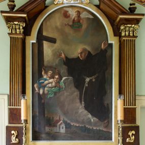 Zdjęcie nr 1: Obraz w kształcie stojącego prostokąta zamkniętego półkolistym łukiem nadwieszonym przedstawia św. Piotra z Alkantary. Zajmująca prawą stronę kompozycji, zwrócona w trzech czwartych w lewo sylwetka świętego unosi się w powietrzu. Twarz mężczyzny charakteryzuje długi, spiczasty nos, lekko rozchylone usta i dwie bruzdy na czole między oczami. Włosy przystrzyżone są w formie tonsury. Święty ubrany jest w habit franciszkański, na stopach ma sandały. Rozłożone na boki ręce wznosi do góry. Wzrok kieruje w stronę znajdującego się po lewej stronie kompozycji krzyża, z którego biją jasne, delikatne promienie. W połowie wysokości pionowej belki unosi się w powietrzu para aniołków częściowo przesłoniętych niebieską i zieloną szatą, trzymających w dłoniach łańcuch i pas nabity gwoźdźmi. Trzeci anioł, ubrany w czerwoną szatę, ukazany jest w górnej partii kompozycji, oburącz podtrzymując w dłoniach wieniec laurowy. Postaci ukazane są na tle pejzażu o obniżonej linii horyzontu, którego znaczną część stanowi pokryte gęstymi chmurami niebo, w dole zaś widoczna jest zabudowa klasztorna oraz las. W lewym, dolnym rogu płótna znajduje się sygnatura „Pinx(it) A. Kowarz / Reform. 1873.”.    