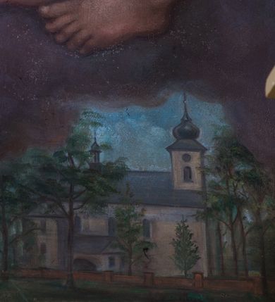 Zdjęcie nr 3: Jednokondygnacyjna nastawa ze zwieńczeniem uzyskała architektoniczną strukturę wzbogaconą o  flankujące ją bramkami. Współczesny marmurowy stipes ołtarzowy wspierający mensę uzyskał formę prostopadłościanu z licem artykułowanym dwiema półkolumienkami. Na mensie ustawiono tabernakulum w formie drewnianej skrzynki, obitej trybowaną blachą. Drzwiczki uzyskały kształt stojącego prostokąta zamkniętego łukiem półkolistym. W ich polu wyobrażono kielich z hostią w glorii, ujęty trybowanym winnym gronem i aplikowanymi kłosami zbóż. Z dwóch stron drzwiczek widnieje trybowana dekoracja w postaci winnego grona. Na tabernakulum usytuowano tron wystawienia, w postaci obrotowej niszy ujętej dwiema parami kolumienek podtrzymujących gzyms wyłamany pośrodku na kształt łuku odcinkowego oraz cokół z figurką baranka na księdze z siedmioma pieczęciami, podtrzymywany przez dwa spływy wolutowe. Tabernakulum ujęte zostało dwoma postumentami dekorowanymi z przodu rozetami. Ustawiono na nich figury klęczących aniołów. Nastawa ujęta została dwiema parami kolumn o kapitelach kompozytowych ustawionych na cokołach dekorowanych płycinami z ornamentem roślinnym, podtrzymujących pełne belkowanie z silnie wysuniętym gzymsem, oraz zewnętrzną parą cofniętych w tył kolumn. W polu głównym usytuowano obraz z przedstawieniem Zmartwychwstałego Chrystusa ze św. Janem Chrzcicielem i św. Janem Ewangelistą, ujęty profilowaną ramą w formie stojącego prostokąta zamkniętego łukiem odcinkowych nadwieszonym. Kondygnacja ujęta została po bokach uszami utworzonymi z karbowanej wstęgi i akantu. Zwieńczenie nastawy ustawiono na schodkowym, zwężającym się cokole, dekorowanym medalionem z monogramem Marii oraz anthemionami. Ujmują je dwie pary kolumienek o kapitelach kompozytowych podtrzymujących gzyms wyłamujący się po środku na kształt łuku półkolistego, dekorowany wicią roślinną. W polu zwieńczenia znalazł się obraz w formie stojącego owalu z przedstawieniem Dzieciątka Jezus prezentującego krzyż, ujęty profilowaną ramą dekorowaną ornamentem roślinnym. Zwieńczenie flankują stojące na gzymsie figury św. Józefa z Dzieciątkiem i Symeona z Dzieciątkiem. Nastawę flankują znajdujące się przy ścianie para kolumn i para półkolumn ustawionych na dwustrefowych cokołach, dźwigających pełne belkowanie, na którym siedzą dwa putta. Pomiędzy cokołem nastawy i zewnętrznych podpór ulokowano wygięte listwy tworzące bramki, na których stoją figury św. Piotra i św. Pawła. Struktura retabulum jest polichromowana w kolorze beżowym, z białymi i czerwonymi profilami i płycinami. Kolumny, ornamentyka i profile zostały pozłocone.