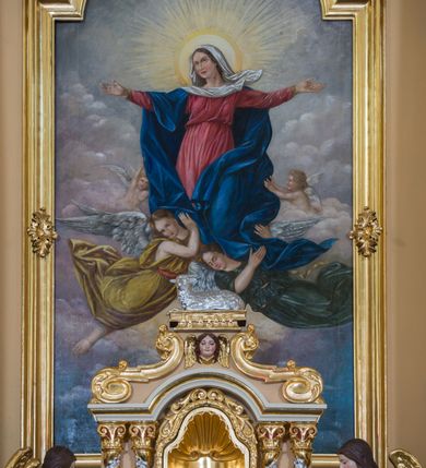 Zdjęcie nr 23: Jednokondygnacyjna nastawa ze zwieńczeniem uzyskała architektoniczną strukturę wzbogaconą o  flankujące ją bramkami. Współczesny marmurowy stipes ołtarzowy wspierający mensę uzyskał formę prostopadłościanu z licem artykułowanym dwiema półkolumienkami. Na mensie ustawiono tabernakulum w formie drewnianej skrzynki, obitej trybowaną blachą. Drzwiczki uzyskały kształt stojącego prostokąta zamkniętego łukiem półkolistym. W ich polu wyobrażono kielich z hostią w glorii, ujęty trybowanym winnym gronem i aplikowanymi kłosami zbóż. Z dwóch stron drzwiczek widnieje trybowana dekoracja w postaci winnego grona. Na tabernakulum usytuowano tron wystawienia, w postaci obrotowej niszy ujętej dwiema parami kolumienek podtrzymujących gzyms wyłamany pośrodku na kształt łuku odcinkowego oraz cokół z figurką baranka na księdze z siedmioma pieczęciami, podtrzymywany przez dwa spływy wolutowe. Tabernakulum ujęte zostało dwoma postumentami dekorowanymi z przodu rozetami. Ustawiono na nich figury klęczących aniołów. Nastawa ujęta została dwiema parami kolumn o kapitelach kompozytowych ustawionych na cokołach dekorowanych płycinami z ornamentem roślinnym, podtrzymujących pełne belkowanie z silnie wysuniętym gzymsem, oraz zewnętrzną parą cofniętych w tył kolumn. W polu głównym usytuowano obraz z przedstawieniem Zmartwychwstałego Chrystusa ze św. Janem Chrzcicielem i św. Janem Ewangelistą, ujęty profilowaną ramą w formie stojącego prostokąta zamkniętego łukiem odcinkowych nadwieszonym. Kondygnacja ujęta została po bokach uszami utworzonymi z karbowanej wstęgi i akantu. Zwieńczenie nastawy ustawiono na schodkowym, zwężającym się cokole, dekorowanym medalionem z monogramem Marii oraz anthemionami. Ujmują je dwie pary kolumienek o kapitelach kompozytowych podtrzymujących gzyms wyłamujący się po środku na kształt łuku półkolistego, dekorowany wicią roślinną. W polu zwieńczenia znalazł się obraz w formie stojącego owalu z przedstawieniem Dzieciątka Jezus prezentującego krzyż, ujęty profilowaną ramą dekorowaną ornamentem roślinnym. Zwieńczenie flankują stojące na gzymsie figury św. Józefa z Dzieciątkiem i Symeona z Dzieciątkiem. Nastawę flankują znajdujące się przy ścianie para kolumn i para półkolumn ustawionych na dwustrefowych cokołach, dźwigających pełne belkowanie, na którym siedzą dwa putta. Pomiędzy cokołem nastawy i zewnętrznych podpór ulokowano wygięte listwy tworzące bramki, na których stoją figury św. Piotra i św. Pawła. Struktura retabulum jest polichromowana w kolorze beżowym, z białymi i czerwonymi profilami i płycinami. Kolumny, ornamentyka i profile zostały pozłocone.