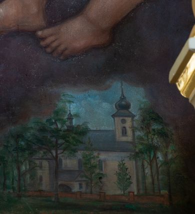 Zdjęcie nr 25: Jednokondygnacyjna nastawa ze zwieńczeniem uzyskała architektoniczną strukturę wzbogaconą o  flankujące ją bramkami. Współczesny marmurowy stipes ołtarzowy wspierający mensę uzyskał formę prostopadłościanu z licem artykułowanym dwiema półkolumienkami. Na mensie ustawiono tabernakulum w formie drewnianej skrzynki, obitej trybowaną blachą. Drzwiczki uzyskały kształt stojącego prostokąta zamkniętego łukiem półkolistym. W ich polu wyobrażono kielich z hostią w glorii, ujęty trybowanym winnym gronem i aplikowanymi kłosami zbóż. Z dwóch stron drzwiczek widnieje trybowana dekoracja w postaci winnego grona. Na tabernakulum usytuowano tron wystawienia, w postaci obrotowej niszy ujętej dwiema parami kolumienek podtrzymujących gzyms wyłamany pośrodku na kształt łuku odcinkowego oraz cokół z figurką baranka na księdze z siedmioma pieczęciami, podtrzymywany przez dwa spływy wolutowe. Tabernakulum ujęte zostało dwoma postumentami dekorowanymi z przodu rozetami. Ustawiono na nich figury klęczących aniołów. Nastawa ujęta została dwiema parami kolumn o kapitelach kompozytowych ustawionych na cokołach dekorowanych płycinami z ornamentem roślinnym, podtrzymujących pełne belkowanie z silnie wysuniętym gzymsem, oraz zewnętrzną parą cofniętych w tył kolumn. W polu głównym usytuowano obraz z przedstawieniem Zmartwychwstałego Chrystusa ze św. Janem Chrzcicielem i św. Janem Ewangelistą, ujęty profilowaną ramą w formie stojącego prostokąta zamkniętego łukiem odcinkowych nadwieszonym. Kondygnacja ujęta została po bokach uszami utworzonymi z karbowanej wstęgi i akantu. Zwieńczenie nastawy ustawiono na schodkowym, zwężającym się cokole, dekorowanym medalionem z monogramem Marii oraz anthemionami. Ujmują je dwie pary kolumienek o kapitelach kompozytowych podtrzymujących gzyms wyłamujący się po środku na kształt łuku półkolistego, dekorowany wicią roślinną. W polu zwieńczenia znalazł się obraz w formie stojącego owalu z przedstawieniem Dzieciątka Jezus prezentującego krzyż, ujęty profilowaną ramą dekorowaną ornamentem roślinnym. Zwieńczenie flankują stojące na gzymsie figury św. Józefa z Dzieciątkiem i Symeona z Dzieciątkiem. Nastawę flankują znajdujące się przy ścianie para kolumn i para półkolumn ustawionych na dwustrefowych cokołach, dźwigających pełne belkowanie, na którym siedzą dwa putta. Pomiędzy cokołem nastawy i zewnętrznych podpór ulokowano wygięte listwy tworzące bramki, na których stoją figury św. Piotra i św. Pawła. Struktura retabulum jest polichromowana w kolorze beżowym, z białymi i czerwonymi profilami i płycinami. Kolumny, ornamentyka i profile zostały pozłocone.