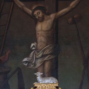 Zdjęcie nr 1: Obraz uzyskał kształt stojącego prostokąta, ujętego ramą ołtarza, która u góry jest zamknięta spłaszczonym łukiem nadwieszonym. Na ciemnym tle nieznacznie rozjaśnionym w dolnej części obrazu na drewnianym krzyżu wyobrażono wiszącego Chrystusa, któremu towarzyszą po bokach narzędzia męki Pańskiej (arma Christi). Ciało Zbawiciela o ciemnej karnacji wisi na naciągniętych ramionach ułożonych w kształcie litery V. Głowa Jezusa w koronie cierniowej jest opadnięta na prawe ramię. Chrystus ma pociągłą twarz okolona brodą i długimi włosami spływającymi na ramiona. Jego twarz charakteryzuje wydatny nos i usta oraz zamknięte oczy. Na czole, ramionach i torsie widoczne są strużki krwi. Głowę Ukrzyżowanego okala niewielki świetlisty nimb. Krew cieknie także z przebitego prawego boku. Jezus na biodrach ma założone, rozwiane, białe perizonium przewiązane sznurem. Na górnej belce krzyża przytwierdzony jest titulus w formie zwijającej się banderoli z napisem &quot;IN / RI&quot;. 
Z prawej strony krzyża widoczne są skrzyżowane ze sobą lanca i gąbka na kiju, a z lewej oparta o krzyż drabina, pod którą na kolumnie skrzyżowanej z biczem siedzi brązowo-złocisty kogut zwrócony w prawo. 