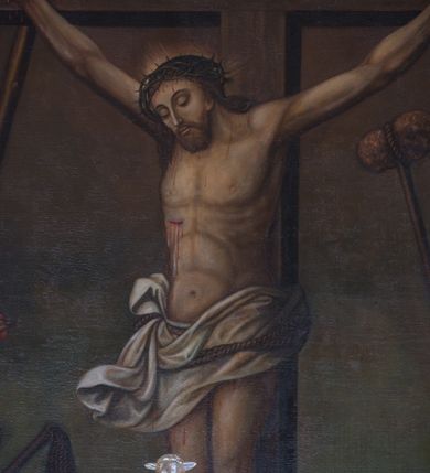 Zdjęcie nr 2: Obraz uzyskał kształt stojącego prostokąta, ujętego ramą ołtarza, która u góry jest zamknięta spłaszczonym łukiem nadwieszonym. Na ciemnym tle nieznacznie rozjaśnionym w dolnej części obrazu na drewnianym krzyżu wyobrażono wiszącego Chrystusa, któremu towarzyszą po bokach narzędzia męki Pańskiej (arma Christi). Ciało Zbawiciela o ciemnej karnacji wisi na naciągniętych ramionach ułożonych w kształcie litery V. Głowa Jezusa w koronie cierniowej jest opadnięta na prawe ramię. Chrystus ma pociągłą twarz okolona brodą i długimi włosami spływającymi na ramiona. Jego twarz charakteryzuje wydatny nos i usta oraz zamknięte oczy. Na czole, ramionach i torsie widoczne są strużki krwi. Głowę Ukrzyżowanego okala niewielki świetlisty nimb. Krew cieknie także z przebitego prawego boku. Jezus na biodrach ma założone, rozwiane, białe perizonium przewiązane sznurem. Na górnej belce krzyża przytwierdzony jest titulus w formie zwijającej się banderoli z napisem "IN / RI". 
Z prawej strony krzyża widoczne są skrzyżowane ze sobą lanca i gąbka na kiju, a z lewej oparta o krzyż drabina, pod którą na kolumnie skrzyżowanej z biczem siedzi brązowo-złocisty kogut zwrócony w prawo. 