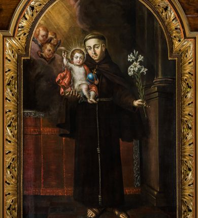 Zdjęcie nr 5: Ołtarz architektoniczny, jednokondygnacyjny, jednoosiowy, ze zwieńczeniem. Ołtarz prostopadłościenny z drewnianą mensą i drewnianym antepedium artykułowanym trzema prostokątnymi płycinami. Retabulum osadzone na nieznacznie zryzalitowanym cokole, lekko wstępującym pośrodku w kolejną partię retabulum. Część środkową ołtarza ujmuje para filarów o czworobocznym przekroju, ustawionych na tle zdwojonych pilastrów, osadzonych na wysokich cokołach i podtrzymujących przerwane belkowanie ze wspartym na nim przerwanym, półkolistym przyczółkiem. Część środkowa belkowania jest wyniesiona nieco wyżej. Pole części środkowej ma kształt stojącego prostokąta zamkniętego półkolistym łukiem nadwieszonym. Osadzone na wyłamującym się pośrodku gzymsie zwieńczenie jest w postaci stojącego prostokąta wypełnionego płyciną z uszakami w narożach, zamkniętą odcinkowym łukiem nadwieszonym. Pole środkowe ma formę zbliżoną do kwadratu zamkniętego półkolistym łukiem nadwieszonym. W szczytach łuków znajduje się zwornik na którym osadzony jest niewielki, prostopadłościenny cokolik. Zwieńczenie domyka szczyt w formie przerwanego, trójkątnego, wklęsłego przyczółka osadzonego na przerwanym belkowaniu. Środkową płycinę antepedium zdobi płaskorzeźbiony i złocony motyw Oka Opatrzności Bożej wpisany w owal i ujęty parą gałązek laurowych. Boki zwieńczenia zdobi para ażurowych, ornamentalnych uszaków. W szczycie, po bokach, na przerwanym przyczółku jest para płonących wazonów, pośrodku natomiast, na cokoliku znajduje się motyw otwartej księgi z napisem: „Si / quaeris / miracula” oraz kwiaty lilii i krzyż. W polu części środkowej przedstawiono wizerunek św. Antoniego Padewskiego. W zwieńczeniu natomiast wyobrażenie św. Dydaka. Struktura retabulum utrzymana jest w kolorystyce pokostowanego drewna, partie detalu architektonicznego i ornamentyka są złocone i srebrzone.   