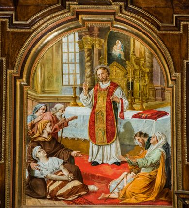 Zdjęcie nr 10: Ołtarz architektoniczny, jednokondygnacyjny, jednoosiowy, ze zwieńczeniem. Ołtarz prostopadłościenny z drewnianą mensą i drewnianym antepedium artykułowanym trzema prostokątnymi płycinami. Retabulum osadzone na nieznacznie zryzalitowanym cokole, lekko wstępującym pośrodku w kolejną partię retabulum. Część środkową ołtarza ujmuje para filarów o czworobocznym przekroju, ustawionych na tle zdwojonych pilastrów, osadzonych na wysokich cokołach i podtrzymujących przerwane belkowanie ze wspartym na nim przerwanym, półkolistym przyczółkiem. Część środkowa belkowania jest wyniesiona nieco wyżej. Pole części środkowej ma kształt stojącego prostokąta zamkniętego półkolistym łukiem nadwieszonym. Osadzone na wyłamującym się pośrodku gzymsie zwieńczenie jest w postaci stojącego prostokąta wypełnionego płyciną z uszakami w narożach, zamkniętą odcinkowym łukiem nadwieszonym. Pole środkowe ma formę zbliżoną do kwadratu zamkniętego półkolistym łukiem nadwieszonym. W szczytach łuków znajduje się zwornik na którym osadzony jest niewielki, prostopadłościenny cokolik. Zwieńczenie domyka szczyt w formie przerwanego, trójkątnego, wklęsłego przyczółka osadzonego na przerwanym belkowaniu. Środkową płycinę antepedium zdobi płaskorzeźbiony i złocony motyw Oka Opatrzności Bożej wpisany w owal i ujęty parą gałązek laurowych. Boki zwieńczenia zdobi para ażurowych, ornamentalnych uszaków. W szczycie, po bokach, na przerwanym przyczółku jest para płonących wazonów, pośrodku natomiast, na cokoliku znajduje się motyw otwartej księgi z napisem: „Si / quaeris / miracula” oraz kwiaty lilii i krzyż. W polu części środkowej przedstawiono wizerunek św. Antoniego Padewskiego. W zwieńczeniu natomiast wyobrażenie św. Dydaka. Struktura retabulum utrzymana jest w kolorystyce pokostowanego drewna, partie detalu architektonicznego i ornamentyka są złocone i srebrzone.   