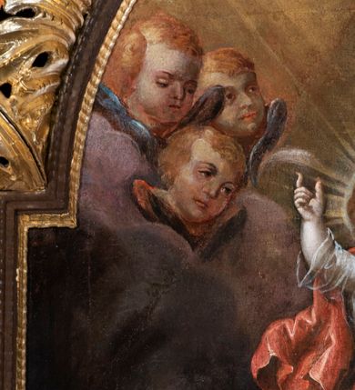 Zdjęcie nr 8: Ołtarz architektoniczny, jednokondygnacyjny, jednoosiowy, ze zwieńczeniem. Ołtarz prostopadłościenny z drewnianą mensą i drewnianym antepedium artykułowanym trzema prostokątnymi płycinami. Retabulum osadzone na nieznacznie zryzalitowanym cokole, lekko wstępującym pośrodku w kolejną partię retabulum. Część środkową ołtarza ujmuje para filarów o czworobocznym przekroju, ustawionych na tle zdwojonych pilastrów, osadzonych na wysokich cokołach i podtrzymujących przerwane belkowanie ze wspartym na nim przerwanym, półkolistym przyczółkiem. Część środkowa belkowania jest wyniesiona nieco wyżej. Pole części środkowej ma kształt stojącego prostokąta zamkniętego półkolistym łukiem nadwieszonym. Osadzone na wyłamującym się pośrodku gzymsie zwieńczenie jest w postaci stojącego prostokąta wypełnionego płyciną z uszakami w narożach, zamkniętą odcinkowym łukiem nadwieszonym. Pole środkowe ma formę zbliżoną do kwadratu zamkniętego półkolistym łukiem nadwieszonym. W szczytach łuków znajduje się zwornik na którym osadzony jest niewielki, prostopadłościenny cokolik. Zwieńczenie domyka szczyt w formie przerwanego, trójkątnego, wklęsłego przyczółka osadzonego na przerwanym belkowaniu. Środkową płycinę antepedium zdobi płaskorzeźbiony i złocony motyw Oka Opatrzności Bożej wpisany w owal i ujęty parą gałązek laurowych. Boki zwieńczenia zdobi para ażurowych, ornamentalnych uszaków. W szczycie, po bokach, na przerwanym przyczółku jest para płonących wazonów, pośrodku natomiast, na cokoliku znajduje się motyw otwartej księgi z napisem: „Si / quaeris / miracula” oraz kwiaty lilii i krzyż. W polu części środkowej przedstawiono wizerunek św. Antoniego Padewskiego. W zwieńczeniu natomiast wyobrażenie św. Dydaka. Struktura retabulum utrzymana jest w kolorystyce pokostowanego drewna, partie detalu architektonicznego i ornamentyka są złocone i srebrzone.   