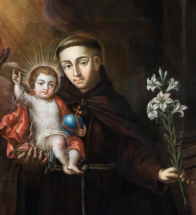 Zdjęcie nr 9: Ołtarz architektoniczny, jednokondygnacyjny, jednoosiowy, ze zwieńczeniem. Ołtarz prostopadłościenny z drewnianą mensą i drewnianym antepedium artykułowanym trzema prostokątnymi płycinami. Retabulum osadzone na nieznacznie zryzalitowanym cokole, lekko wstępującym pośrodku w kolejną partię retabulum. Część środkową ołtarza ujmuje para filarów o czworobocznym przekroju, ustawionych na tle zdwojonych pilastrów, osadzonych na wysokich cokołach i podtrzymujących przerwane belkowanie ze wspartym na nim przerwanym, półkolistym przyczółkiem. Część środkowa belkowania jest wyniesiona nieco wyżej. Pole części środkowej ma kształt stojącego prostokąta zamkniętego półkolistym łukiem nadwieszonym. Osadzone na wyłamującym się pośrodku gzymsie zwieńczenie jest w postaci stojącego prostokąta wypełnionego płyciną z uszakami w narożach, zamkniętą odcinkowym łukiem nadwieszonym. Pole środkowe ma formę zbliżoną do kwadratu zamkniętego półkolistym łukiem nadwieszonym. W szczytach łuków znajduje się zwornik na którym osadzony jest niewielki, prostopadłościenny cokolik. Zwieńczenie domyka szczyt w formie przerwanego, trójkątnego, wklęsłego przyczółka osadzonego na przerwanym belkowaniu. Środkową płycinę antepedium zdobi płaskorzeźbiony i złocony motyw Oka Opatrzności Bożej wpisany w owal i ujęty parą gałązek laurowych. Boki zwieńczenia zdobi para ażurowych, ornamentalnych uszaków. W szczycie, po bokach, na przerwanym przyczółku jest para płonących wazonów, pośrodku natomiast, na cokoliku znajduje się motyw otwartej księgi z napisem: „Si / quaeris / miracula” oraz kwiaty lilii i krzyż. W polu części środkowej przedstawiono wizerunek św. Antoniego Padewskiego. W zwieńczeniu natomiast wyobrażenie św. Dydaka. Struktura retabulum utrzymana jest w kolorystyce pokostowanego drewna, partie detalu architektonicznego i ornamentyka są złocone i srebrzone.   