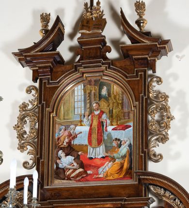 Zdjęcie nr 11: Ołtarz architektoniczny, jednokondygnacyjny, jednoosiowy, ze zwieńczeniem. Ołtarz prostopadłościenny z drewnianą mensą i drewnianym antepedium artykułowanym trzema prostokątnymi płycinami. Retabulum osadzone na nieznacznie zryzalitowanym cokole, lekko wstępującym pośrodku w kolejną partię retabulum. Część środkową ołtarza ujmuje para filarów o czworobocznym przekroju, ustawionych na tle zdwojonych pilastrów, osadzonych na wysokich cokołach i podtrzymujących przerwane belkowanie ze wspartym na nim przerwanym, półkolistym przyczółkiem. Część środkowa belkowania jest wyniesiona nieco wyżej. Pole części środkowej ma kształt stojącego prostokąta zamkniętego półkolistym łukiem nadwieszonym. Osadzone na wyłamującym się pośrodku gzymsie zwieńczenie jest w postaci stojącego prostokąta wypełnionego płyciną z uszakami w narożach, zamkniętą odcinkowym łukiem nadwieszonym. Pole środkowe ma formę zbliżoną do kwadratu zamkniętego półkolistym łukiem nadwieszonym. W szczytach łuków znajduje się zwornik na którym osadzony jest niewielki, prostopadłościenny cokolik. Zwieńczenie domyka szczyt w formie przerwanego, trójkątnego, wklęsłego przyczółka osadzonego na przerwanym belkowaniu. Środkową płycinę antepedium zdobi płaskorzeźbiony i złocony motyw Oka Opatrzności Bożej wpisany w owal i ujęty parą gałązek laurowych. Boki zwieńczenia zdobi para ażurowych, ornamentalnych uszaków. W szczycie, po bokach, na przerwanym przyczółku jest para płonących wazonów, pośrodku natomiast, na cokoliku znajduje się motyw otwartej księgi z napisem: „Si / quaeris / miracula” oraz kwiaty lilii i krzyż. W polu części środkowej przedstawiono wizerunek św. Antoniego Padewskiego. W zwieńczeniu natomiast wyobrażenie św. Dydaka. Struktura retabulum utrzymana jest w kolorystyce pokostowanego drewna, partie detalu architektonicznego i ornamentyka są złocone i srebrzone.   