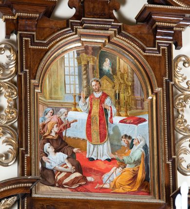 Zdjęcie nr 3: Ołtarz architektoniczny, jednokondygnacyjny, jednoosiowy, ze zwieńczeniem. Ołtarz prostopadłościenny z drewnianą mensą i drewnianym antepedium artykułowanym trzema prostokątnymi płycinami. Retabulum osadzone na nieznacznie zryzalitowanym cokole, lekko wstępującym pośrodku w kolejną partię retabulum. Część środkową ołtarza ujmuje para filarów o czworobocznym przekroju, ustawionych na tle zdwojonych pilastrów, osadzonych na wysokich cokołach i podtrzymujących przerwane belkowanie ze wspartym na nim przerwanym, półkolistym przyczółkiem. Część środkowa belkowania jest wyniesiona nieco wyżej. Pole części środkowej ma kształt stojącego prostokąta zamkniętego półkolistym łukiem nadwieszonym. Osadzone na wyłamującym się pośrodku gzymsie zwieńczenie jest w postaci stojącego prostokąta wypełnionego płyciną z uszakami w narożach, zamkniętą odcinkowym łukiem nadwieszonym. Pole środkowe ma formę zbliżoną do kwadratu zamkniętego półkolistym łukiem nadwieszonym. W szczytach łuków znajduje się zwornik na którym osadzony jest niewielki, prostopadłościenny cokolik. Zwieńczenie domyka szczyt w formie przerwanego, trójkątnego, wklęsłego przyczółka osadzonego na przerwanym belkowaniu. Środkową płycinę antepedium zdobi płaskorzeźbiony i złocony motyw Oka Opatrzności Bożej wpisany w owal i ujęty parą gałązek laurowych. Boki zwieńczenia zdobi para ażurowych, ornamentalnych uszaków. W szczycie, po bokach, na przerwanym przyczółku jest para płonących wazonów, pośrodku natomiast, na cokoliku znajduje się motyw otwartej księgi z napisem: „Si / quaeris / miracula” oraz kwiaty lilii i krzyż. W polu części środkowej przedstawiono wizerunek św. Antoniego Padewskiego. W zwieńczeniu natomiast wyobrażenie św. Dydaka. Struktura retabulum utrzymana jest w kolorystyce pokostowanego drewna, partie detalu architektonicznego i ornamentyka są złocone i srebrzone.   