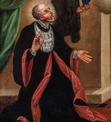 Zdjęcie nr 4: Ołtarz architektoniczny, jednokondygnacyjny, jednoosiowy, ze zwieńczeniem. Ołtarz prostopadłościenny z drewnianą mensą i drewnianym antepedium artykułowanym trzema prostokątnymi płycinami. Retabulum osadzone na nieznacznie zryzalitowanym cokole, lekko wstępującym pośrodku w kolejną partię retabulum. Część środkową ołtarza ujmuje para filarów o czworobocznym przekroju, ustawionych na tle pilastrów, osadzonych na wysokich cokołach i podtrzymujących przerwane belkowanie ze wspartym na nim przerwanym, półkolistym przyczółkiem. Część środkowa belkowania jest wyniesiona nieco wyżej. Pole części środkowej ma kształt stojącego prostokąta zamkniętego półkolistym łukiem nadwieszonym. Osadzone na wyłamującym się pośrodku gzymsie zwieńczenie ma postać stojącego prostokąta wypełnionego płyciną z uszakami w narożach, zamkniętą trójbocznie z ośmioboku. Pole środkowe w formie wydłużonego ośmioboku. Zwieńczenie domyka szczyt z formie przerwanego, trójkątnego przyczółka osadzonego na przerwanym belkowaniu. Środkową płycinę antepedium zdobi płaskorzeźbiony monogram Uniwersytetu Jagiellońskiego. W partii fryzu i w górnych narożach części środkowej retabulum są motywy ornamentyki roślinnej. Boki zwieńczenia ujmuje para ażurowych, akantowych uszaków. Ponad obrazem, w osi ołtarza jest pole z monogramem ŚJK (Święty Jan Kanty). W szczycie, po bokach, na przerwanym przyczółku znajduje się para płonących wazonów, pośrodku natomiast para skrzyżowanych bereł godło herbu Uniwersytetu Jagiellońskiego, zwieńczonych koroną i krzyżem. W polu części środkowej wyobrażono przedstawienie św. Jana Kantego adorującego Madonnę z Dzieciątkiem. W zwieńczeniu jest wizerunek św. Piotra Apostoła. Struktura retabulum utrzymana jest w kolorystyce pokostowanego drewna, partie detalu architektonicznego i ornamentyka są złocone i srebrzone.  