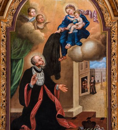 Zdjęcie nr 5: Ołtarz architektoniczny, jednokondygnacyjny, jednoosiowy, ze zwieńczeniem. Ołtarz prostopadłościenny z drewnianą mensą i drewnianym antepedium artykułowanym trzema prostokątnymi płycinami. Retabulum osadzone na nieznacznie zryzalitowanym cokole, lekko wstępującym pośrodku w kolejną partię retabulum. Część środkową ołtarza ujmuje para filarów o czworobocznym przekroju, ustawionych na tle pilastrów, osadzonych na wysokich cokołach i podtrzymujących przerwane belkowanie ze wspartym na nim przerwanym, półkolistym przyczółkiem. Część środkowa belkowania jest wyniesiona nieco wyżej. Pole części środkowej ma kształt stojącego prostokąta zamkniętego półkolistym łukiem nadwieszonym. Osadzone na wyłamującym się pośrodku gzymsie zwieńczenie ma postać stojącego prostokąta wypełnionego płyciną z uszakami w narożach, zamkniętą trójbocznie z ośmioboku. Pole środkowe w formie wydłużonego ośmioboku. Zwieńczenie domyka szczyt z formie przerwanego, trójkątnego przyczółka osadzonego na przerwanym belkowaniu. Środkową płycinę antepedium zdobi płaskorzeźbiony monogram Uniwersytetu Jagiellońskiego. W partii fryzu i w górnych narożach części środkowej retabulum są motywy ornamentyki roślinnej. Boki zwieńczenia ujmuje para ażurowych, akantowych uszaków. Ponad obrazem, w osi ołtarza jest pole z monogramem ŚJK (Święty Jan Kanty). W szczycie, po bokach, na przerwanym przyczółku znajduje się para płonących wazonów, pośrodku natomiast para skrzyżowanych bereł godło herbu Uniwersytetu Jagiellońskiego, zwieńczonych koroną i krzyżem. W polu części środkowej wyobrażono przedstawienie św. Jana Kantego adorującego Madonnę z Dzieciątkiem. W zwieńczeniu jest wizerunek św. Piotra Apostoła. Struktura retabulum utrzymana jest w kolorystyce pokostowanego drewna, partie detalu architektonicznego i ornamentyka są złocone i srebrzone.  