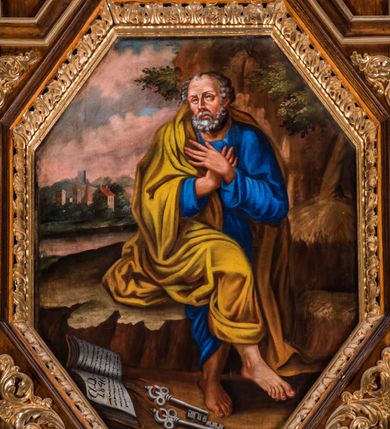 Zdjęcie nr 7: Ołtarz architektoniczny, jednokondygnacyjny, jednoosiowy, ze zwieńczeniem. Ołtarz prostopadłościenny z drewnianą mensą i drewnianym antepedium artykułowanym trzema prostokątnymi płycinami. Retabulum osadzone na nieznacznie zryzalitowanym cokole, lekko wstępującym pośrodku w kolejną partię retabulum. Część środkową ołtarza ujmuje para filarów o czworobocznym przekroju, ustawionych na tle pilastrów, osadzonych na wysokich cokołach i podtrzymujących przerwane belkowanie ze wspartym na nim przerwanym, półkolistym przyczółkiem. Część środkowa belkowania jest wyniesiona nieco wyżej. Pole części środkowej ma kształt stojącego prostokąta zamkniętego półkolistym łukiem nadwieszonym. Osadzone na wyłamującym się pośrodku gzymsie zwieńczenie ma postać stojącego prostokąta wypełnionego płyciną z uszakami w narożach, zamkniętą trójbocznie z ośmioboku. Pole środkowe w formie wydłużonego ośmioboku. Zwieńczenie domyka szczyt z formie przerwanego, trójkątnego przyczółka osadzonego na przerwanym belkowaniu. Środkową płycinę antepedium zdobi płaskorzeźbiony monogram Uniwersytetu Jagiellońskiego. W partii fryzu i w górnych narożach części środkowej retabulum są motywy ornamentyki roślinnej. Boki zwieńczenia ujmuje para ażurowych, akantowych uszaków. Ponad obrazem, w osi ołtarza jest pole z monogramem ŚJK (Święty Jan Kanty). W szczycie, po bokach, na przerwanym przyczółku znajduje się para płonących wazonów, pośrodku natomiast para skrzyżowanych bereł godło herbu Uniwersytetu Jagiellońskiego, zwieńczonych koroną i krzyżem. W polu części środkowej wyobrażono przedstawienie św. Jana Kantego adorującego Madonnę z Dzieciątkiem. W zwieńczeniu jest wizerunek św. Piotra Apostoła. Struktura retabulum utrzymana jest w kolorystyce pokostowanego drewna, partie detalu architektonicznego i ornamentyka są złocone i srebrzone.  