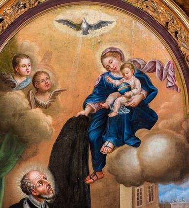 Zdjęcie nr 6: Ołtarz architektoniczny, jednokondygnacyjny, jednoosiowy, ze zwieńczeniem. Ołtarz prostopadłościenny z drewnianą mensą i drewnianym antepedium artykułowanym trzema prostokątnymi płycinami. Retabulum osadzone na nieznacznie zryzalitowanym cokole, lekko wstępującym pośrodku w kolejną partię retabulum. Część środkową ołtarza ujmuje para filarów o czworobocznym przekroju, ustawionych na tle pilastrów, osadzonych na wysokich cokołach i podtrzymujących przerwane belkowanie ze wspartym na nim przerwanym, półkolistym przyczółkiem. Część środkowa belkowania jest wyniesiona nieco wyżej. Pole części środkowej ma kształt stojącego prostokąta zamkniętego półkolistym łukiem nadwieszonym. Osadzone na wyłamującym się pośrodku gzymsie zwieńczenie ma postać stojącego prostokąta wypełnionego płyciną z uszakami w narożach, zamkniętą trójbocznie z ośmioboku. Pole środkowe w formie wydłużonego ośmioboku. Zwieńczenie domyka szczyt z formie przerwanego, trójkątnego przyczółka osadzonego na przerwanym belkowaniu. Środkową płycinę antepedium zdobi płaskorzeźbiony monogram Uniwersytetu Jagiellońskiego. W partii fryzu i w górnych narożach części środkowej retabulum są motywy ornamentyki roślinnej. Boki zwieńczenia ujmuje para ażurowych, akantowych uszaków. Ponad obrazem, w osi ołtarza jest pole z monogramem ŚJK (Święty Jan Kanty). W szczycie, po bokach, na przerwanym przyczółku znajduje się para płonących wazonów, pośrodku natomiast para skrzyżowanych bereł godło herbu Uniwersytetu Jagiellońskiego, zwieńczonych koroną i krzyżem. W polu części środkowej wyobrażono przedstawienie św. Jana Kantego adorującego Madonnę z Dzieciątkiem. W zwieńczeniu jest wizerunek św. Piotra Apostoła. Struktura retabulum utrzymana jest w kolorystyce pokostowanego drewna, partie detalu architektonicznego i ornamentyka są złocone i srebrzone.  