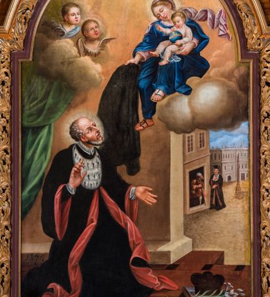 Zdjęcie nr 3: Ołtarz architektoniczny, jednokondygnacyjny, jednoosiowy, ze zwieńczeniem. Ołtarz prostopadłościenny z drewnianą mensą i drewnianym antepedium artykułowanym trzema prostokątnymi płycinami. Retabulum osadzone na nieznacznie zryzalitowanym cokole, lekko wstępującym pośrodku w kolejną partię retabulum. Część środkową ołtarza ujmuje para filarów o czworobocznym przekroju, ustawionych na tle pilastrów, osadzonych na wysokich cokołach i podtrzymujących przerwane belkowanie ze wspartym na nim przerwanym, półkolistym przyczółkiem. Część środkowa belkowania jest wyniesiona nieco wyżej. Pole części środkowej ma kształt stojącego prostokąta zamkniętego półkolistym łukiem nadwieszonym. Osadzone na wyłamującym się pośrodku gzymsie zwieńczenie ma postać stojącego prostokąta wypełnionego płyciną z uszakami w narożach, zamkniętą trójbocznie z ośmioboku. Pole środkowe w formie wydłużonego ośmioboku. Zwieńczenie domyka szczyt z formie przerwanego, trójkątnego przyczółka osadzonego na przerwanym belkowaniu. Środkową płycinę antepedium zdobi płaskorzeźbiony monogram Uniwersytetu Jagiellońskiego. W partii fryzu i w górnych narożach części środkowej retabulum są motywy ornamentyki roślinnej. Boki zwieńczenia ujmuje para ażurowych, akantowych uszaków. Ponad obrazem, w osi ołtarza jest pole z monogramem ŚJK (Święty Jan Kanty). W szczycie, po bokach, na przerwanym przyczółku znajduje się para płonących wazonów, pośrodku natomiast para skrzyżowanych bereł godło herbu Uniwersytetu Jagiellońskiego, zwieńczonych koroną i krzyżem. W polu części środkowej wyobrażono przedstawienie św. Jana Kantego adorującego Madonnę z Dzieciątkiem. W zwieńczeniu jest wizerunek św. Piotra Apostoła. Struktura retabulum utrzymana jest w kolorystyce pokostowanego drewna, partie detalu architektonicznego i ornamentyka są złocone i srebrzone.  