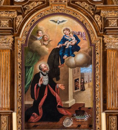 Zdjęcie nr 2: Ołtarz architektoniczny, jednokondygnacyjny, jednoosiowy, ze zwieńczeniem. Ołtarz prostopadłościenny z drewnianą mensą i drewnianym antepedium artykułowanym trzema prostokątnymi płycinami. Retabulum osadzone na nieznacznie zryzalitowanym cokole, lekko wstępującym pośrodku w kolejną partię retabulum. Część środkową ołtarza ujmuje para filarów o czworobocznym przekroju, ustawionych na tle pilastrów, osadzonych na wysokich cokołach i podtrzymujących przerwane belkowanie ze wspartym na nim przerwanym, półkolistym przyczółkiem. Część środkowa belkowania jest wyniesiona nieco wyżej. Pole części środkowej ma kształt stojącego prostokąta zamkniętego półkolistym łukiem nadwieszonym. Osadzone na wyłamującym się pośrodku gzymsie zwieńczenie ma postać stojącego prostokąta wypełnionego płyciną z uszakami w narożach, zamkniętą trójbocznie z ośmioboku. Pole środkowe w formie wydłużonego ośmioboku. Zwieńczenie domyka szczyt z formie przerwanego, trójkątnego przyczółka osadzonego na przerwanym belkowaniu. Środkową płycinę antepedium zdobi płaskorzeźbiony monogram Uniwersytetu Jagiellońskiego. W partii fryzu i w górnych narożach części środkowej retabulum są motywy ornamentyki roślinnej. Boki zwieńczenia ujmuje para ażurowych, akantowych uszaków. Ponad obrazem, w osi ołtarza jest pole z monogramem ŚJK (Święty Jan Kanty). W szczycie, po bokach, na przerwanym przyczółku znajduje się para płonących wazonów, pośrodku natomiast para skrzyżowanych bereł godło herbu Uniwersytetu Jagiellońskiego, zwieńczonych koroną i krzyżem. W polu części środkowej wyobrażono przedstawienie św. Jana Kantego adorującego Madonnę z Dzieciątkiem. W zwieńczeniu jest wizerunek św. Piotra Apostoła. Struktura retabulum utrzymana jest w kolorystyce pokostowanego drewna, partie detalu architektonicznego i ornamentyka są złocone i srebrzone.  