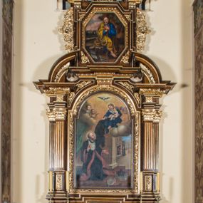 Zdjęcie nr 1: Ołtarz architektoniczny, jednokondygnacyjny, jednoosiowy, ze zwieńczeniem. Ołtarz prostopadłościenny z drewnianą mensą i drewnianym antepedium artykułowanym trzema prostokątnymi płycinami. Retabulum osadzone na nieznacznie zryzalitowanym cokole, lekko wstępującym pośrodku w kolejną partię retabulum. Część środkową ołtarza ujmuje para filarów o czworobocznym przekroju, ustawionych na tle pilastrów, osadzonych na wysokich cokołach i podtrzymujących przerwane belkowanie ze wspartym na nim przerwanym, półkolistym przyczółkiem. Część środkowa belkowania jest wyniesiona nieco wyżej. Pole części środkowej ma kształt stojącego prostokąta zamkniętego półkolistym łukiem nadwieszonym. Osadzone na wyłamującym się pośrodku gzymsie zwieńczenie ma postać stojącego prostokąta wypełnionego płyciną z uszakami w narożach, zamkniętą trójbocznie z ośmioboku. Pole środkowe w formie wydłużonego ośmioboku. Zwieńczenie domyka szczyt z formie przerwanego, trójkątnego przyczółka osadzonego na przerwanym belkowaniu. Środkową płycinę antepedium zdobi płaskorzeźbiony monogram Uniwersytetu Jagiellońskiego. W partii fryzu i w górnych narożach części środkowej retabulum są motywy ornamentyki roślinnej. Boki zwieńczenia ujmuje para ażurowych, akantowych uszaków. Ponad obrazem, w osi ołtarza jest pole z monogramem ŚJK (Święty Jan Kanty). W szczycie, po bokach, na przerwanym przyczółku znajduje się para płonących wazonów, pośrodku natomiast para skrzyżowanych bereł godło herbu Uniwersytetu Jagiellońskiego, zwieńczonych koroną i krzyżem. W polu części środkowej wyobrażono przedstawienie św. Jana Kantego adorującego Madonnę z Dzieciątkiem. W zwieńczeniu jest wizerunek św. Piotra Apostoła. Struktura retabulum utrzymana jest w kolorystyce pokostowanego drewna, partie detalu architektonicznego i ornamentyka są złocone i srebrzone.  