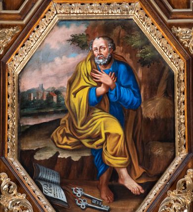 Zdjęcie nr 9: Ołtarz architektoniczny, jednokondygnacyjny, jednoosiowy, ze zwieńczeniem. Ołtarz prostopadłościenny z drewnianą mensą i drewnianym antepedium artykułowanym trzema prostokątnymi płycinami. Retabulum osadzone na nieznacznie zryzalitowanym cokole, lekko wstępującym pośrodku w kolejną partię retabulum. Część środkową ołtarza ujmuje para filarów o czworobocznym przekroju, ustawionych na tle pilastrów, osadzonych na wysokich cokołach i podtrzymujących przerwane belkowanie ze wspartym na nim przerwanym, półkolistym przyczółkiem. Część środkowa belkowania jest wyniesiona nieco wyżej. Pole części środkowej ma kształt stojącego prostokąta zamkniętego półkolistym łukiem nadwieszonym. Osadzone na wyłamującym się pośrodku gzymsie zwieńczenie ma postać stojącego prostokąta wypełnionego płyciną z uszakami w narożach, zamkniętą trójbocznie z ośmioboku. Pole środkowe w formie wydłużonego ośmioboku. Zwieńczenie domyka szczyt z formie przerwanego, trójkątnego przyczółka osadzonego na przerwanym belkowaniu. Środkową płycinę antepedium zdobi płaskorzeźbiony monogram Uniwersytetu Jagiellońskiego. W partii fryzu i w górnych narożach części środkowej retabulum są motywy ornamentyki roślinnej. Boki zwieńczenia ujmuje para ażurowych, akantowych uszaków. Ponad obrazem, w osi ołtarza jest pole z monogramem ŚJK (Święty Jan Kanty). W szczycie, po bokach, na przerwanym przyczółku znajduje się para płonących wazonów, pośrodku natomiast para skrzyżowanych bereł godło herbu Uniwersytetu Jagiellońskiego, zwieńczonych koroną i krzyżem. W polu części środkowej wyobrażono przedstawienie św. Jana Kantego adorującego Madonnę z Dzieciątkiem. W zwieńczeniu jest wizerunek św. Piotra Apostoła. Struktura retabulum utrzymana jest w kolorystyce pokostowanego drewna, partie detalu architektonicznego i ornamentyka są złocone i srebrzone.  