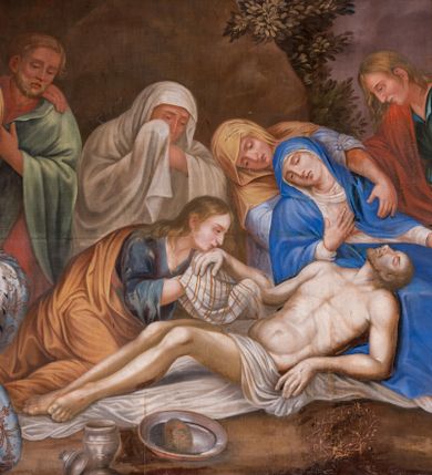Zdjęcie nr 1: Obraz w kształcie leżącego prostokąta przedstawia wielopostaciową kompozycję Opłakiwania Jezusa. Pośrodku znajduje się martwe, nagie, ułożone w pozycji półleżącej na białej tkaninie ciało Jezusa. Odchylona do tyłu głowa oraz tułów wsparte są na nogach siedzącej obok Marii, dodatkowo ciężar ciała spoczywa na zgiętej w łokciu, lewej ręce Jezusa. Prawą ujmuje przyklękająca obok św. Maria Magdalena. Nogi są lekko zgięte w kolanach, na dłoniach i stopach widoczne są ślady po gwoździach. Sinobladą sylwetkę osłania w partii bioder fragment białej tkaniny. Siedząca po prawej stronie kompozycji Maria zwrócona jest w trzech czwartych w prawo. Ubrana jest w białą suknię i osłaniający całą sylwetkę niebieski płaszcz. Lewą rękę, wspierając na nodze, wyciąga przed siebie, prawa jest złożona na piersiach. Mocno przechyloną w bok głowę wspiera na ramieniu. Lekko odchyloną do tyłu sylwetkę podtrzymuje stojąca tuż za Marią, pochylona w prawo kobieta, ubrana w jasnoniebieską suknię i jasnożółty płaszcz. Z prawej strony obydwie kobiety asekuruje sylwetka stojącego św. Jana Ewangelisty w trzech czwartych zwróconego w prawo i lekko pochylonego nad postacią Marii. Charakteryzują go długie, blond włosy. Ubrany jest w długą, ciemnozieloną suknię i czerwony płaszcz. Prawą ręką podtrzymuje Marię w partii pleców, lewą wyciąga w kierunku jej dłoni. Klęcząca przy ciele Jezusa św. Maria Magdalena, pochylając się ujmuje oburącz przez białą chustę w czerwone paski prawą rękę Jezusa i całuje ją. Ubrana jest w ciemnoniebieską suknię i jasnopomarańczowy płaszcz. Odsłoniętą głowę charakteryzują długie, blond włosy opadające na plecy. Tuż za Marią Magdaleną stoi osłonięta białym płaszczem, płacząca kobieta ocierająca rękoma łzy. Lewą stronę kompozycji zajmuje grupa trzech mężczyzn. Na pierwszym planie klęczy zwrócony w trzech czwartych w prawo mężczyzna w podeszłym wieku, składając ręce w geście modlitwy. Charakteryzuje go długi, siwy zarost i osłaniający głowę biały turban. Ubrany jest w czerwoną szatę spodnią, biały płaszcz z szerokimi rękawami, zdobiony ornamentyką roślinną i obszyty gronostajowym futrem. Tuż za nim stoją dwaj pozostali mężczyźni, ujmując się rękoma, spoglądają na martwego Jezusa. Pierwszego z nich, ukazanego profilem, charakteryzuje krótki, brązowy zarost. Ubrany jest w jasnobrązowy płaszcz, na głowie ma biało-czerwony turban. Prawą ręką przesłania swą twarz. Drugi, lekko pochylony do przodu, ubrany jest w czerwoną suknię i zielony płaszcz. Owalną twarz charakteryzuje krótki, jasny zarost. Lewą rękę wspiera na piersiach. Na pierwszym planie, tuż przed sylwetką Jezusa znajduje się srebrne naczynie na oleje z leżącą obok przykrywką, srebrna misa z gąbką oraz korona cierniowa. W tle, po prawej stronie widoczna jest częściowo pionowa belka krzyża ze wspartą o nią drabiną, natomiast lewą część zajmuje skała z rosnącymi obok krzewami.         