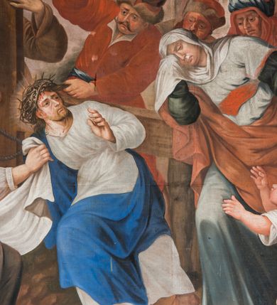 Zdjęcie nr 4: Obraz w kształcie leżącego prostokąta ujętego profilowaną, lekko złoconą ramą, zawiera wielofiguralną scenę drogi na Kalwarię. Po lewej stronie kompozycji, pośród kroczącego tłumu, widoczna jest postać niosącego krzyż Jezusa zwróconego niemal profilem w lewo, ubranego w białą tunikę i niebieski płaszcz. Jezus odwraca się w kierunku niewielkiej grupy podążających za nim, płaczących kobiet prowadzących dzieci. Po lewej stronie Jezusa, na pierwszym planie znajduje się postać zwróconej tyłem w prawo, przyklękającej św. Weroniki trzymającej w rękach białą chustę. Święta ubrana jest w białą bluzkę, zieloną spódnicę z przewiązaną w pasie popielatą zapaską. Głowę osłania kremowy zawój. Krzyż wraz z Jezusem niesie Szymon z Cyreny ukazany jako spoglądający na Jezusa mężczyzna w podeszłym wieku, o siwych włosach i zaroście, ubrany w brązową suknię. Tuż przed nim podąża ubrany w strój dworski żołnierz w kapeluszu z piórem na głowie, ciągnący za powrozy, którymi związany jest Jezus. Z drugiej strony Szymona znajduje się mężczyzna ubrany w czerwone, przypominające polski żupan szaty, z kołpakiem na głowie i pałką w podniesionej ręce. Pełną twarz charakteryzują długie, podkręcone wąsy. Po prawej stronie kompozycji, w tłumie żołnierzy w rzymskich strojach widoczna jest para prowadzonych na Kalwarię złoczyńców o związanych do tyłu rękach i nagich sylwetkach przesłoniętych w partii bioder białą i biało-niebieską tkaniną. Pomiędzy nimi znajduje się pies. Pejzażowe tło sceny, po prawej stronie stanowi widok murowanej zabudowy Jerozolimy, po lewej, w głębi widoczna jest góra Kalwaria z zarysem krzyży. Niebo pokrywają ciemne, skłębione chmury.   