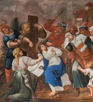 Zdjęcie nr 1: Obraz w kształcie leżącego prostokąta ujętego profilowaną, lekko złoconą ramą, zawiera wielofiguralną scenę drogi na Kalwarię. Po lewej stronie kompozycji, pośród kroczącego tłumu, widoczna jest postać niosącego krzyż Jezusa zwróconego niemal profilem w lewo, ubranego w białą tunikę i niebieski płaszcz. Jezus odwraca się w kierunku niewielkiej grupy podążających za nim, płaczących kobiet prowadzących dzieci. Po lewej stronie Jezusa, na pierwszym planie znajduje się postać zwróconej tyłem w prawo, przyklękającej św. Weroniki trzymającej w rękach białą chustę. Święta ubrana jest w białą bluzkę, zieloną spódnicę z przewiązaną w pasie popielatą zapaską. Głowę osłania kremowy zawój. Krzyż wraz z Jezusem niesie Szymon z Cyreny ukazany jako spoglądający na Jezusa mężczyzna w podeszłym wieku, o siwych włosach i zaroście, ubrany w brązową suknię. Tuż przed nim podąża ubrany w strój dworski żołnierz w kapeluszu z piórem na głowie, ciągnący za powrozy, którymi związany jest Jezus. Z drugiej strony Szymona znajduje się mężczyzna ubrany w czerwone, przypominające polski żupan szaty, z kołpakiem na głowie i pałką w podniesionej ręce. Pełną twarz charakteryzują długie, podkręcone wąsy. Po prawej stronie kompozycji, w tłumie żołnierzy w rzymskich strojach widoczna jest para prowadzonych na Kalwarię złoczyńców o związanych do tyłu rękach i nagich sylwetkach przesłoniętych w partii bioder białą i biało-niebieską tkaniną. Pomiędzy nimi znajduje się pies. Pejzażowe tło sceny, po prawej stronie stanowi widok murowanej zabudowy Jerozolimy, po lewej, w głębi widoczna jest góra Kalwaria z zarysem krzyży. Niebo pokrywają ciemne, skłębione chmury.   