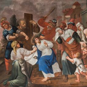 Zdjęcie nr 1: Obraz w kształcie leżącego prostokąta ujętego profilowaną, lekko złoconą ramą, zawiera wielofiguralną scenę drogi na Kalwarię. Po lewej stronie kompozycji, pośród kroczącego tłumu, widoczna jest postać niosącego krzyż Jezusa zwróconego niemal profilem w lewo, ubranego w białą tunikę i niebieski płaszcz. Jezus odwraca się w kierunku niewielkiej grupy podążających za nim, płaczących kobiet prowadzących dzieci. Po lewej stronie Jezusa, na pierwszym planie znajduje się postać zwróconej tyłem w prawo, przyklękającej św. Weroniki trzymającej w rękach białą chustę. Święta ubrana jest w białą bluzkę, zieloną spódnicę z przewiązaną w pasie popielatą zapaską. Głowę osłania kremowy zawój. Krzyż wraz z Jezusem niesie Szymon z Cyreny ukazany jako spoglądający na Jezusa mężczyzna w podeszłym wieku, o siwych włosach i zaroście, ubrany w brązową suknię. Tuż przed nim podąża ubrany w strój dworski żołnierz w kapeluszu z piórem na głowie, ciągnący za powrozy, którymi związany jest Jezus. Z drugiej strony Szymona znajduje się mężczyzna ubrany w czerwone, przypominające polski żupan szaty, z kołpakiem na głowie i pałką w podniesionej ręce. Pełną twarz charakteryzują długie, podkręcone wąsy. Po prawej stronie kompozycji, w tłumie żołnierzy w rzymskich strojach widoczna jest para prowadzonych na Kalwarię złoczyńców o związanych do tyłu rękach i nagich sylwetkach przesłoniętych w partii bioder białą i biało-niebieską tkaniną. Pomiędzy nimi znajduje się pies. Pejzażowe tło sceny, po prawej stronie stanowi widok murowanej zabudowy Jerozolimy, po lewej, w głębi widoczna jest góra Kalwaria z zarysem krzyży. Niebo pokrywają ciemne, skłębione chmury.   