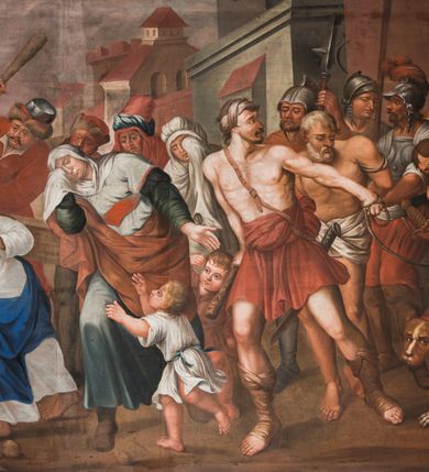 Zdjęcie nr 5: Obraz w kształcie leżącego prostokąta ujętego profilowaną, lekko złoconą ramą, zawiera wielofiguralną scenę drogi na Kalwarię. Po lewej stronie kompozycji, pośród kroczącego tłumu, widoczna jest postać niosącego krzyż Jezusa zwróconego niemal profilem w lewo, ubranego w białą tunikę i niebieski płaszcz. Jezus odwraca się w kierunku niewielkiej grupy podążających za nim, płaczących kobiet prowadzących dzieci. Po lewej stronie Jezusa, na pierwszym planie znajduje się postać zwróconej tyłem w prawo, przyklękającej św. Weroniki trzymającej w rękach białą chustę. Święta ubrana jest w białą bluzkę, zieloną spódnicę z przewiązaną w pasie popielatą zapaską. Głowę osłania kremowy zawój. Krzyż wraz z Jezusem niesie Szymon z Cyreny ukazany jako spoglądający na Jezusa mężczyzna w podeszłym wieku, o siwych włosach i zaroście, ubrany w brązową suknię. Tuż przed nim podąża ubrany w strój dworski żołnierz w kapeluszu z piórem na głowie, ciągnący za powrozy, którymi związany jest Jezus. Z drugiej strony Szymona znajduje się mężczyzna ubrany w czerwone, przypominające polski żupan szaty, z kołpakiem na głowie i pałką w podniesionej ręce. Pełną twarz charakteryzują długie, podkręcone wąsy. Po prawej stronie kompozycji, w tłumie żołnierzy w rzymskich strojach widoczna jest para prowadzonych na Kalwarię złoczyńców o związanych do tyłu rękach i nagich sylwetkach przesłoniętych w partii bioder białą i biało-niebieską tkaniną. Pomiędzy nimi znajduje się pies. Pejzażowe tło sceny, po prawej stronie stanowi widok murowanej zabudowy Jerozolimy, po lewej, w głębi widoczna jest góra Kalwaria z zarysem krzyży. Niebo pokrywają ciemne, skłębione chmury.   