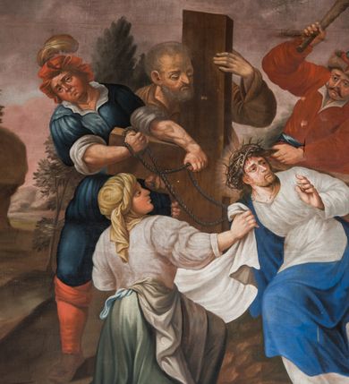 Zdjęcie nr 3: Obraz w kształcie leżącego prostokąta ujętego profilowaną, lekko złoconą ramą, zawiera wielofiguralną scenę drogi na Kalwarię. Po lewej stronie kompozycji, pośród kroczącego tłumu, widoczna jest postać niosącego krzyż Jezusa zwróconego niemal profilem w lewo, ubranego w białą tunikę i niebieski płaszcz. Jezus odwraca się w kierunku niewielkiej grupy podążających za nim, płaczących kobiet prowadzących dzieci. Po lewej stronie Jezusa, na pierwszym planie znajduje się postać zwróconej tyłem w prawo, przyklękającej św. Weroniki trzymającej w rękach białą chustę. Święta ubrana jest w białą bluzkę, zieloną spódnicę z przewiązaną w pasie popielatą zapaską. Głowę osłania kremowy zawój. Krzyż wraz z Jezusem niesie Szymon z Cyreny ukazany jako spoglądający na Jezusa mężczyzna w podeszłym wieku, o siwych włosach i zaroście, ubrany w brązową suknię. Tuż przed nim podąża ubrany w strój dworski żołnierz w kapeluszu z piórem na głowie, ciągnący za powrozy, którymi związany jest Jezus. Z drugiej strony Szymona znajduje się mężczyzna ubrany w czerwone, przypominające polski żupan szaty, z kołpakiem na głowie i pałką w podniesionej ręce. Pełną twarz charakteryzują długie, podkręcone wąsy. Po prawej stronie kompozycji, w tłumie żołnierzy w rzymskich strojach widoczna jest para prowadzonych na Kalwarię złoczyńców o związanych do tyłu rękach i nagich sylwetkach przesłoniętych w partii bioder białą i biało-niebieską tkaniną. Pomiędzy nimi znajduje się pies. Pejzażowe tło sceny, po prawej stronie stanowi widok murowanej zabudowy Jerozolimy, po lewej, w głębi widoczna jest góra Kalwaria z zarysem krzyży. Niebo pokrywają ciemne, skłębione chmury.   