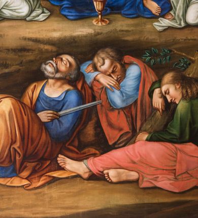 Zdjęcie nr 2: Obraz w kształcie stojącego prostokąta ujętego prostą, drewnianą, polichromowaną ramą, z przedstawieniem Modlitwy w Ogrójcu. Zamkniętą od góry łukiem półkolistym kompozycję charakteryzuje dwustrefowy układ planów. Na pierwszym, w dolnej partii obrazu, ukazani są trzej śpiący apostołowie – od lewej wsparty plecami o skałę św. Piotr charakteryzujący się krótkimi siwymi włosami i zarostem, ubrany w niebieską suknię i jasnobrązowy płaszcz, trzymający miecz. Pośrodku znajduje się św. Jakub Starszy, który śpi, wspierając głowę na złożonych na tej samej skale rękach. Charakteryzują go krótkie, brązowe włosy z lekką łysiną oraz krótki zarost. Ubrany jest w jasnoniebieską suknię i czerwony płaszcz. Po prawej stronie siedzi zwrócony profilem w lewo św. Jan Ewangelista z wyciągniętą przed siebie lewą nogą. Głowę wspiera na podtrzymywanym prawą ręką pniu ściętego drzewa. Charakteryzuje go młodzieńcza twarz oraz półdługie blond włosy dołem mocno skręcone w pukle. Wyżej, drugą część kompozycji zajmuje usytuowana pośrodku sylwetka omdlewającego Jezusa zwróconego na wprost. Ubrany jest w czerwoną suknię i ciemnoniebieski płaszcz. Przechyloną na lewe ramię głowę podtrzymuje unoszący się z tyłu anioł ubrany w długie, białe, rozwiane szaty. Pozostałe dwa anioły pochylone, przyklękają po obydwu stronach Jezusa, składając ręce w geście modlitewnym lub wznosząc je do góry. Pośrodku stoi kielich, w tle na rozświetlonym niebie, ujętym łukiem ciemnych obłoków widoczne są zarysy sylwetek trzech unoszących się aniołów, dwóch smukłych drzew, krzewu oraz niewielkiej skały. 